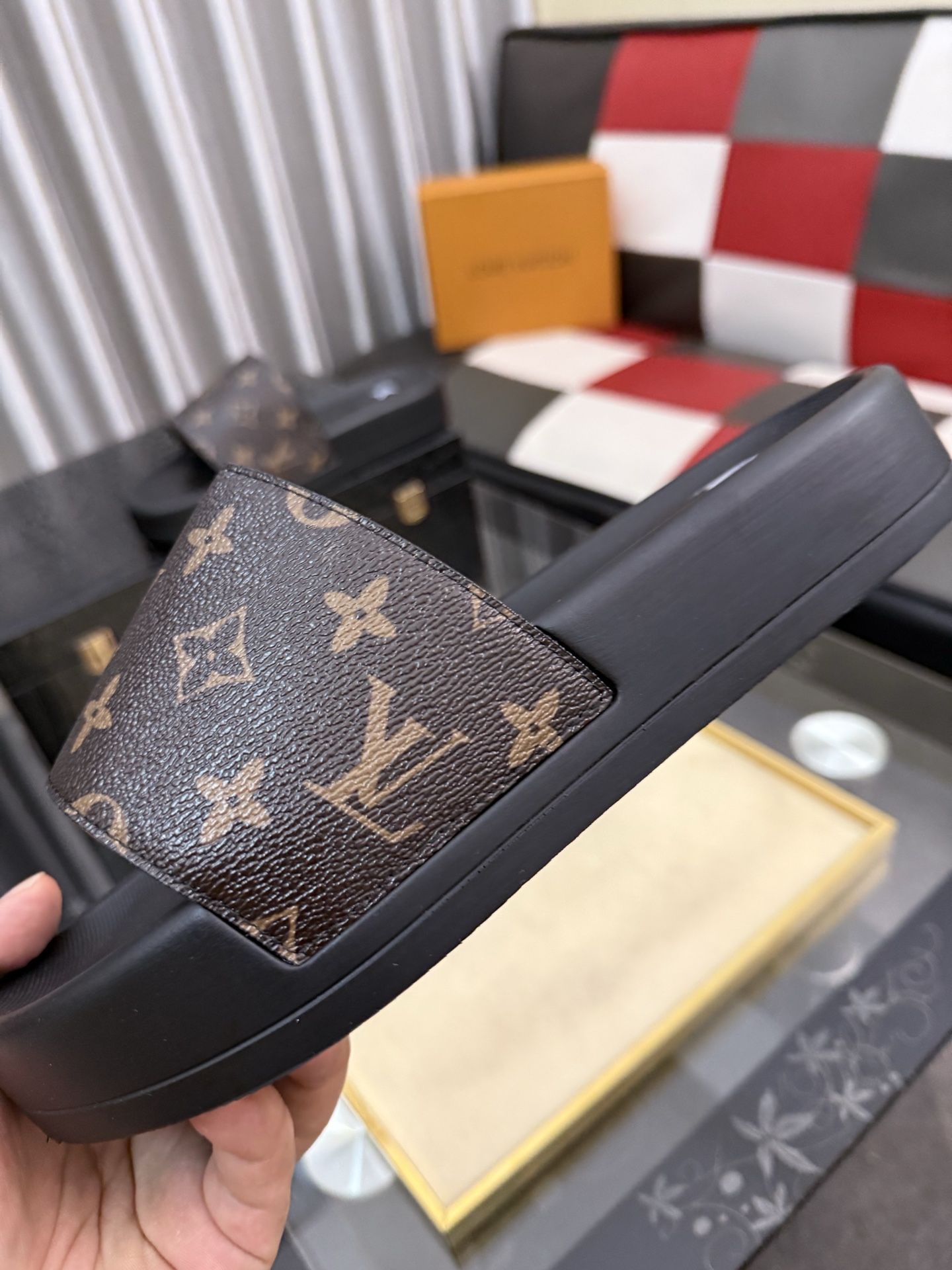 LV A貨拖鞋 男士經典棕色老花設計 百搭舒適防滑一字拖| 9 LV A貨拖鞋 男士經典棕色老花設計 百搭舒適防滑一字拖