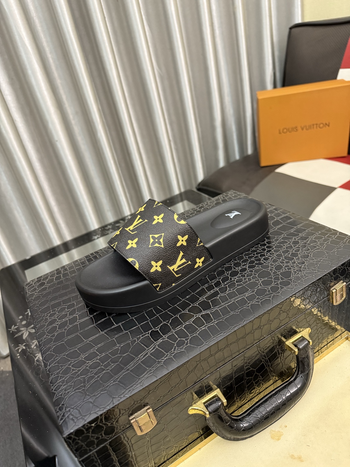 LV 復刻拖鞋 男士黑底金字老花設計 時尚防滑舒適一字拖| 6 LV 復刻拖鞋 男士黑底金字老花設計 時尚防滑舒適一字拖