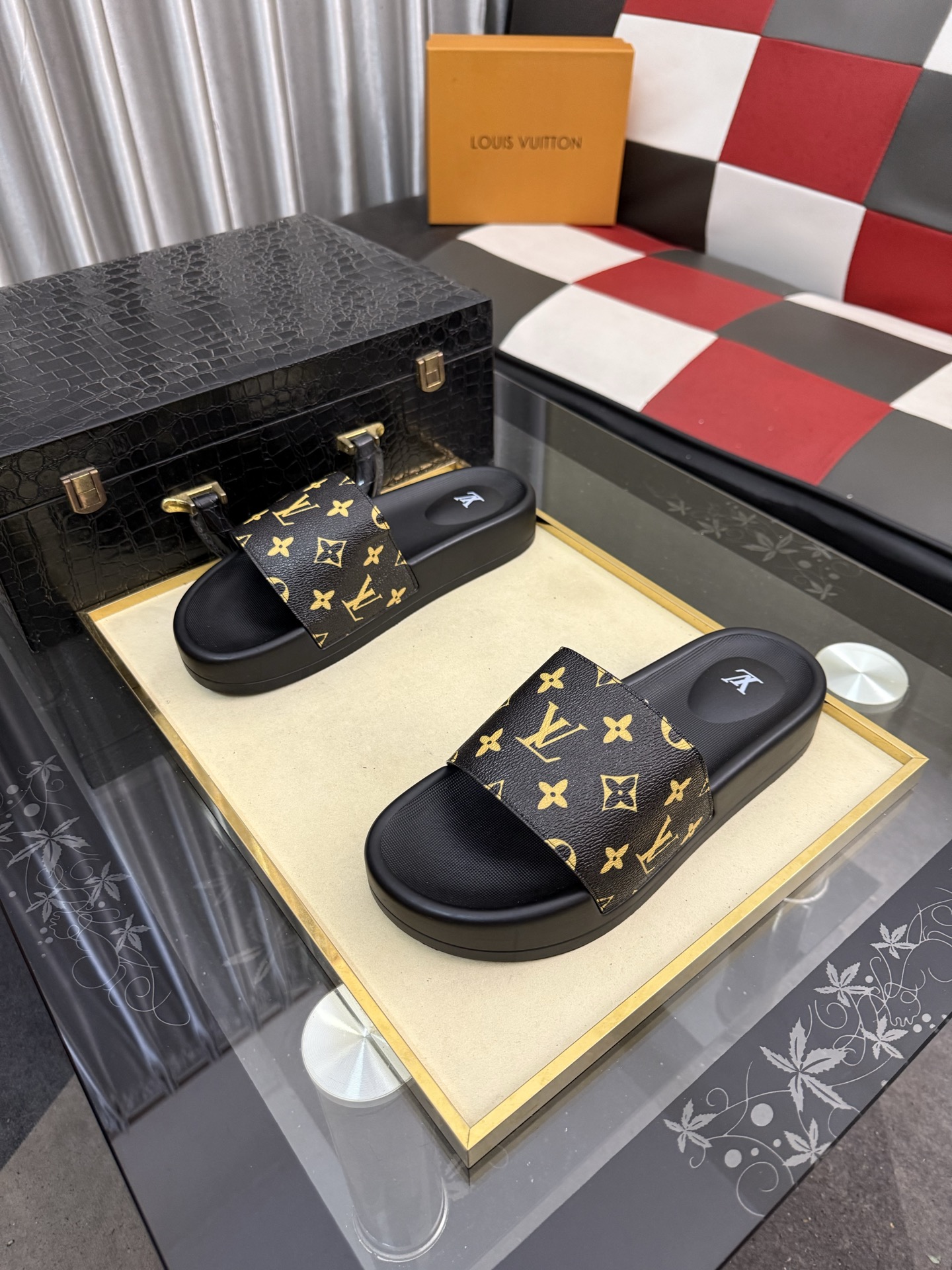 LV 復刻拖鞋 男士黑底金字老花設計 時尚防滑舒適一字拖| 3 LV 復刻拖鞋 男士黑底金字老花設計 時尚防滑舒適一字拖
