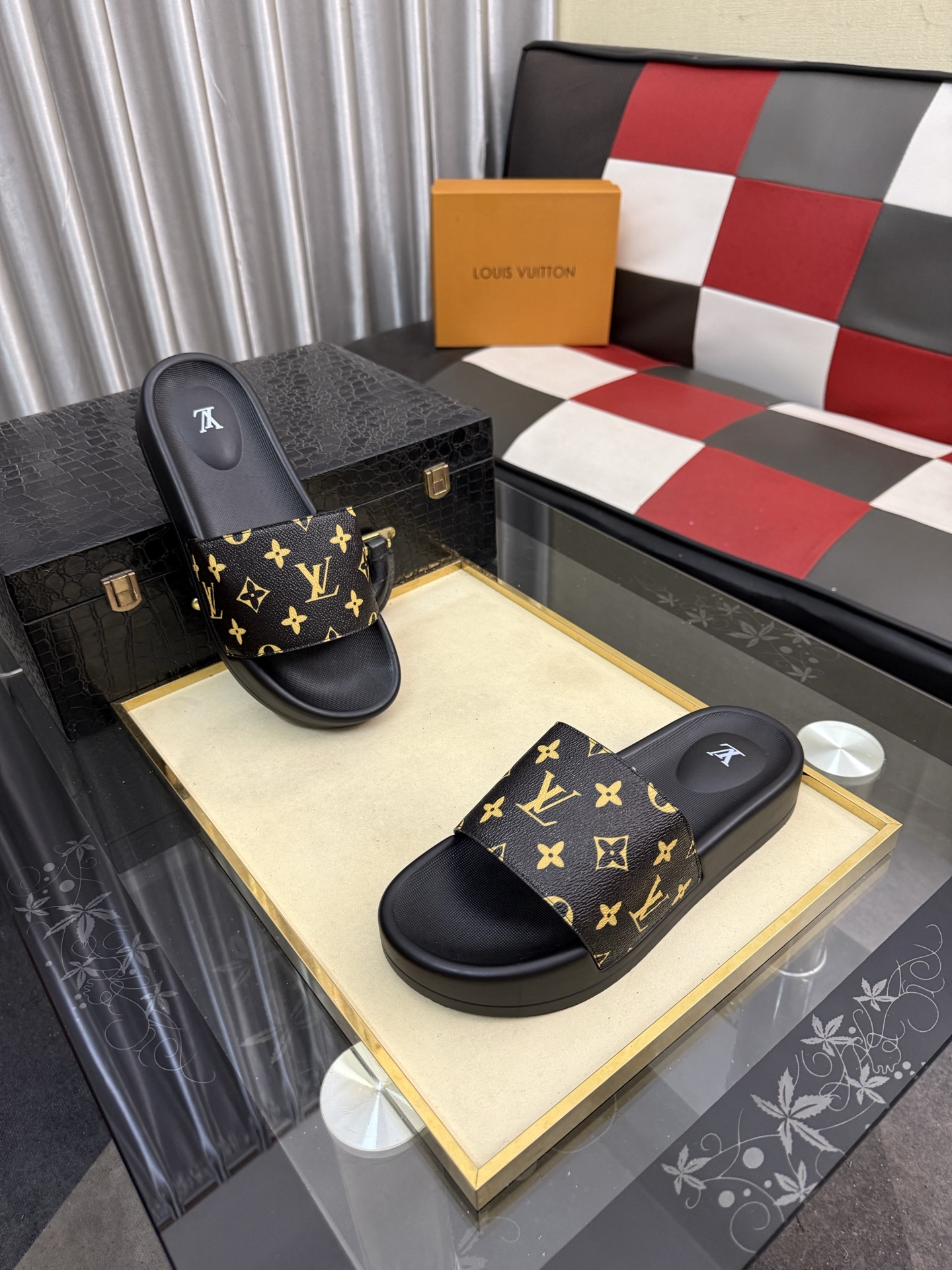LV 復刻拖鞋 男士黑底金字老花設計 時尚防滑舒適一字拖| 13 LV 復刻拖鞋 男士黑底金字老花設計 時尚防滑舒適一字拖