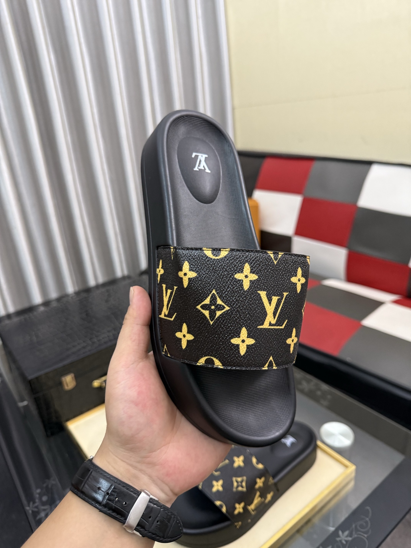 LV 復刻拖鞋 男士黑底金字老花設計 時尚防滑舒適一字拖| 12 LV 復刻拖鞋 男士黑底金字老花設計 時尚防滑舒適一字拖