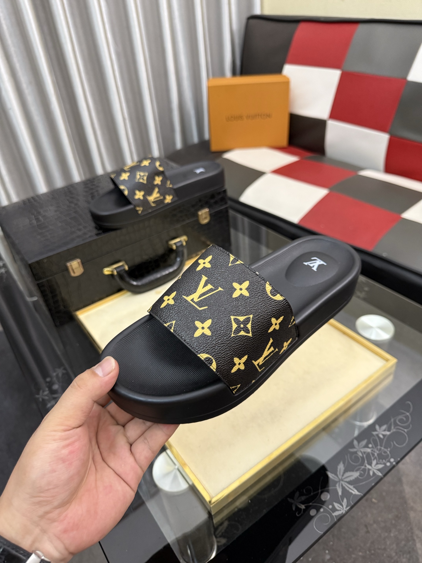 LV 復刻拖鞋 男士黑底金字老花設計 時尚防滑舒適一字拖| 11 LV 復刻拖鞋 男士黑底金字老花設計 時尚防滑舒適一字拖
