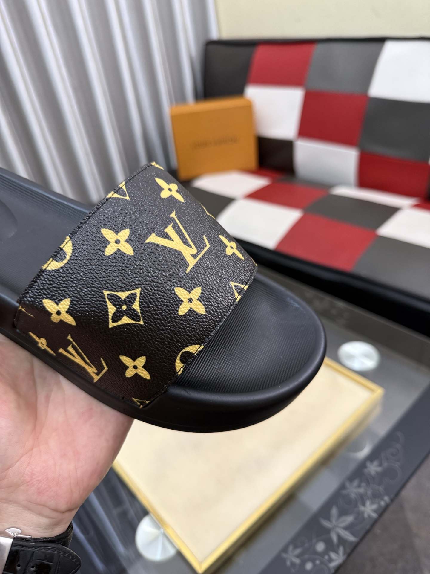LV 復刻拖鞋 男士黑底金字老花設計 時尚防滑舒適一字拖| 10 LV 復刻拖鞋 男士黑底金字老花設計 時尚防滑舒適一字拖