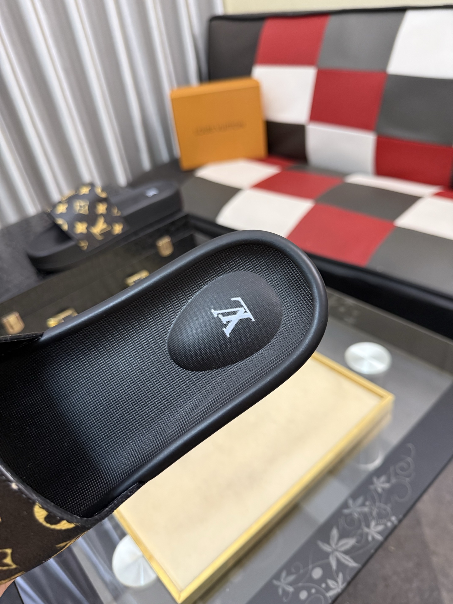 LV 復刻拖鞋 男士黑底金字老花設計 時尚防滑舒適一字拖| 8 LV 復刻拖鞋 男士黑底金字老花設計 時尚防滑舒適一字拖