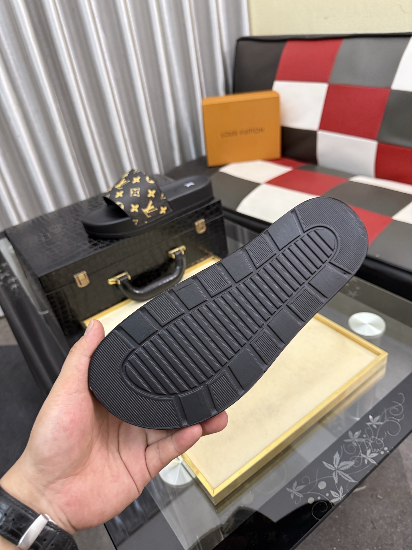 LV 復刻拖鞋 男士黑底金字老花設計 時尚防滑舒適一字拖| 7 LV 復刻拖鞋 男士黑底金字老花設計 時尚防滑舒適一字拖