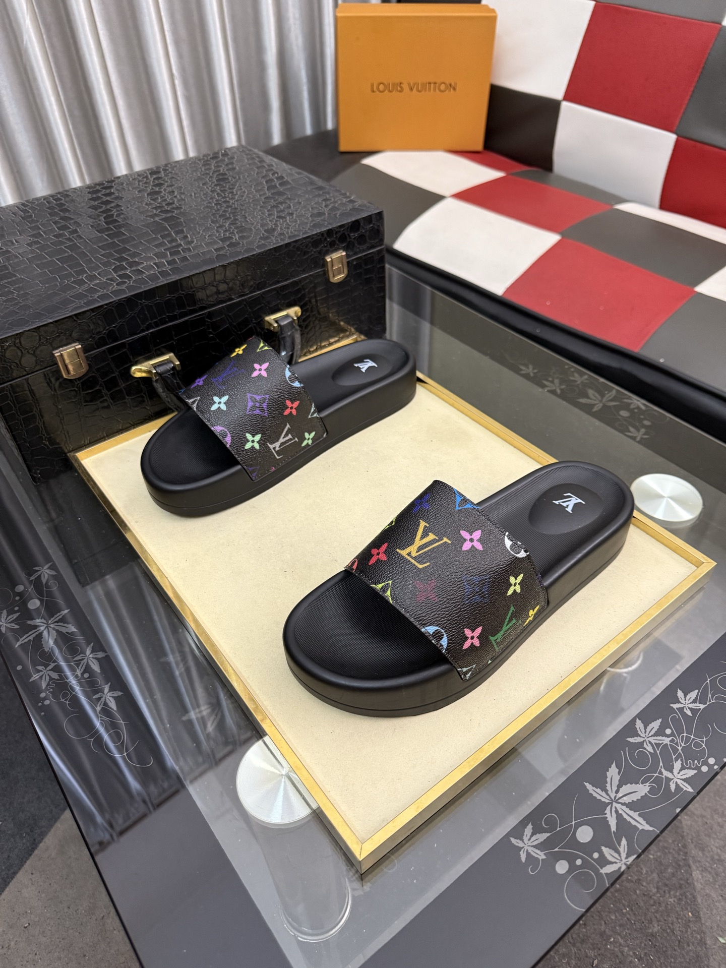 LV 一比一拖鞋 男士黑彩老花設計 彩色Logo時尚防滑一字拖