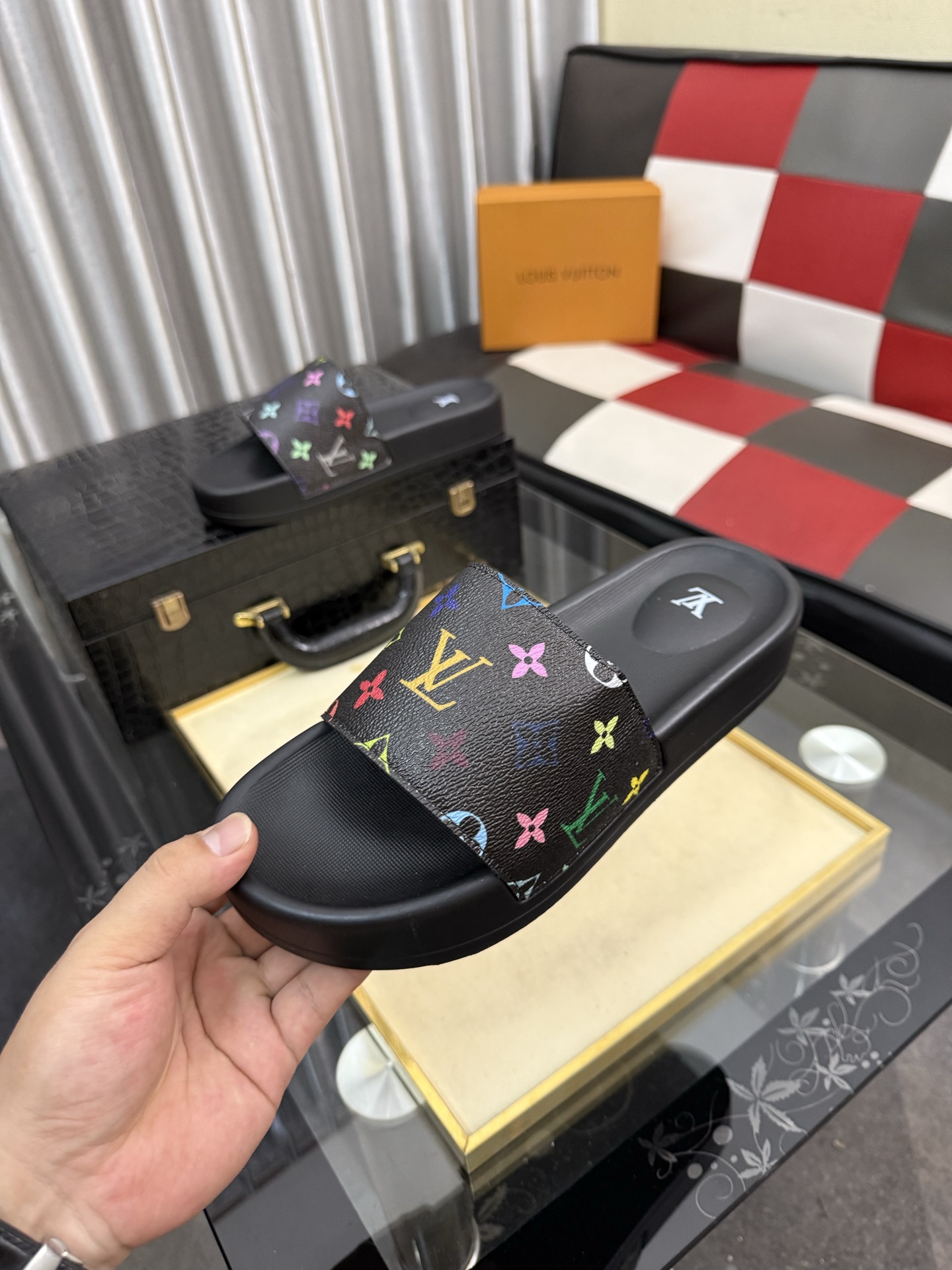 LV 一比一拖鞋 男士黑彩老花設計 彩色Logo時尚防滑一字拖| 11 LV 一比一拖鞋 男士黑彩老花設計 彩色Logo時尚防滑一字拖