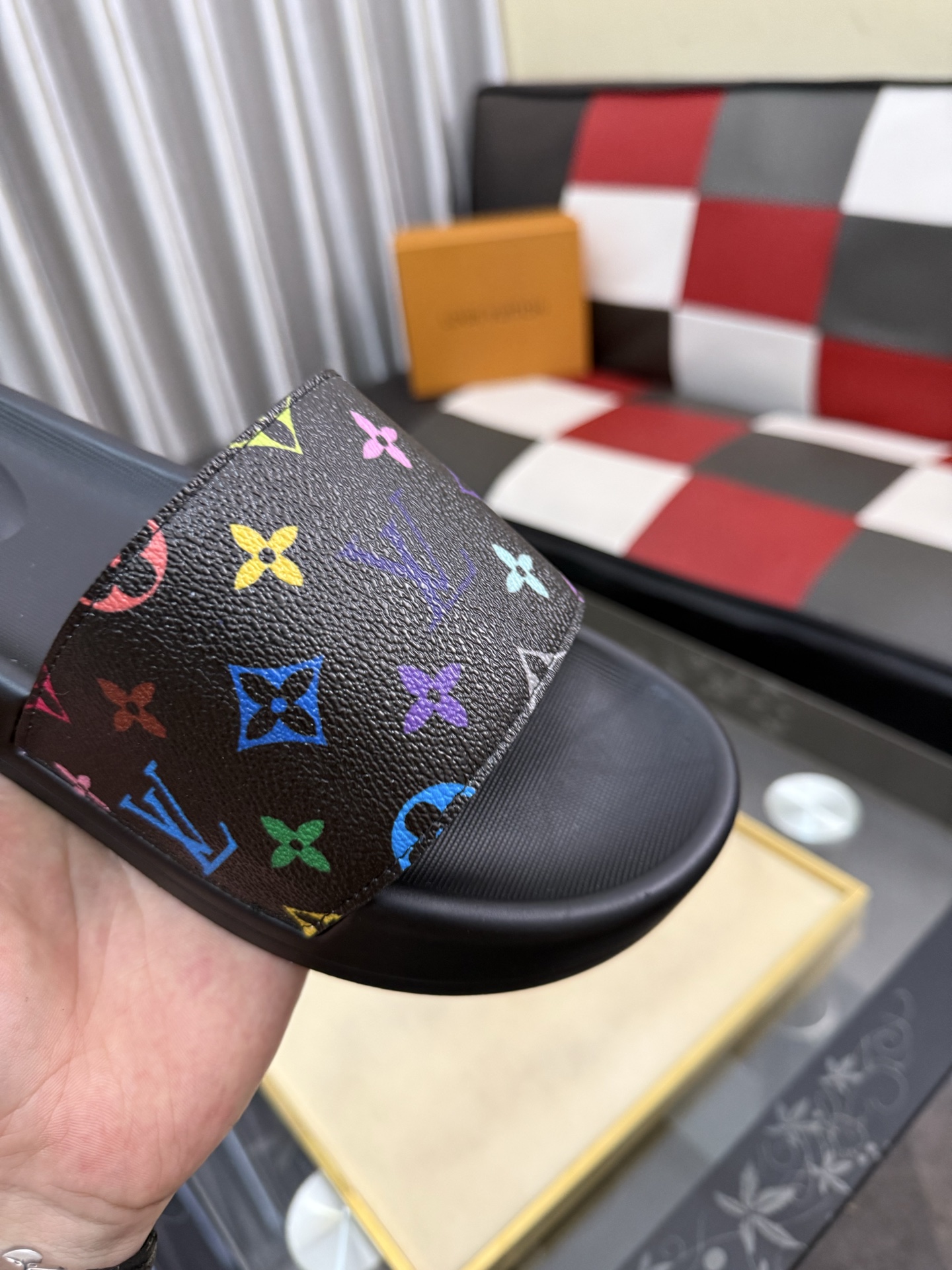 LV 一比一拖鞋 男士黑彩老花設計 彩色Logo時尚防滑一字拖| 10 LV 一比一拖鞋 男士黑彩老花設計 彩色Logo時尚防滑一字拖