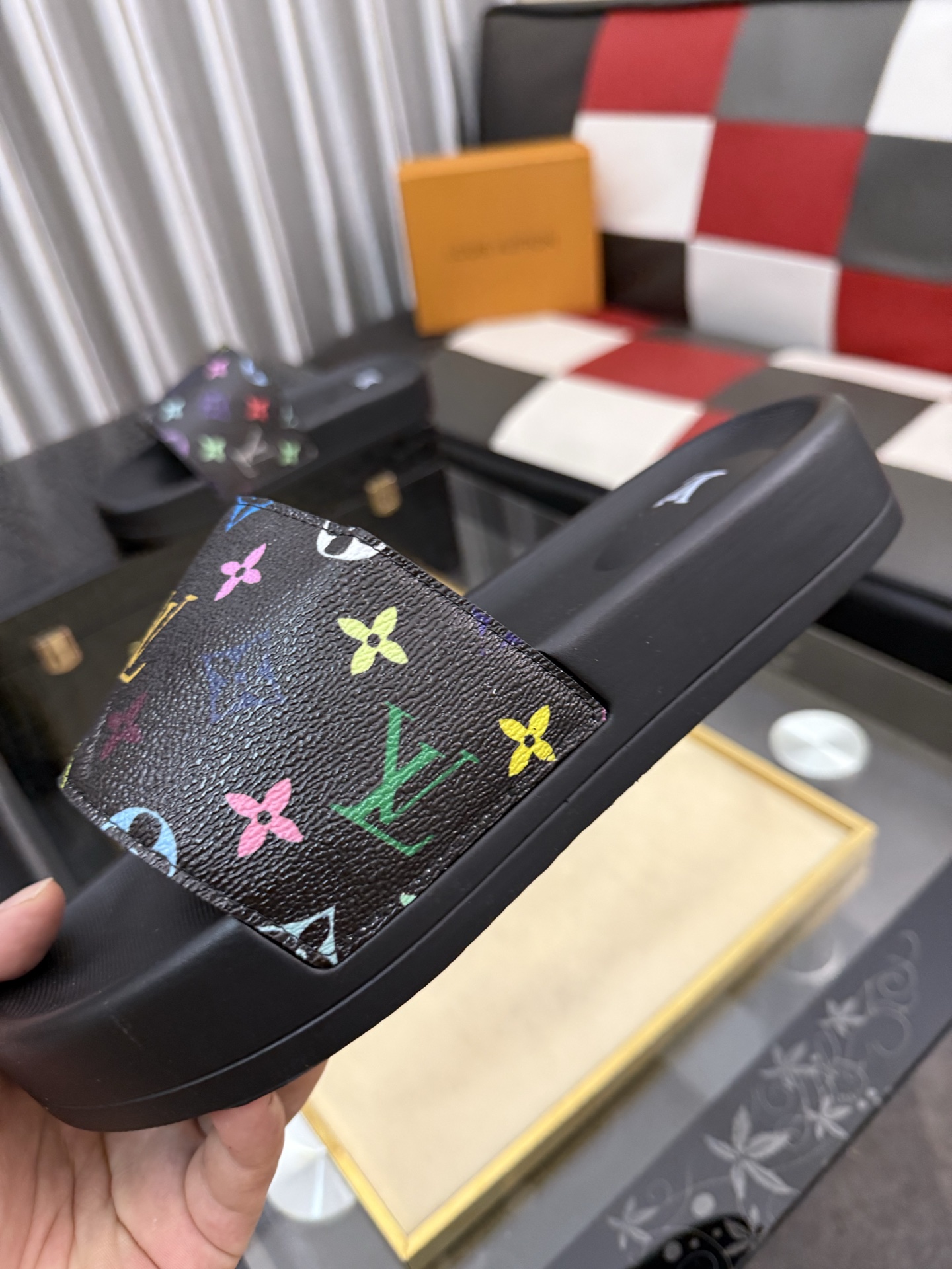 LV 一比一拖鞋 男士黑彩老花設計 彩色Logo時尚防滑一字拖| 9 LV 一比一拖鞋 男士黑彩老花設計 彩色Logo時尚防滑一字拖