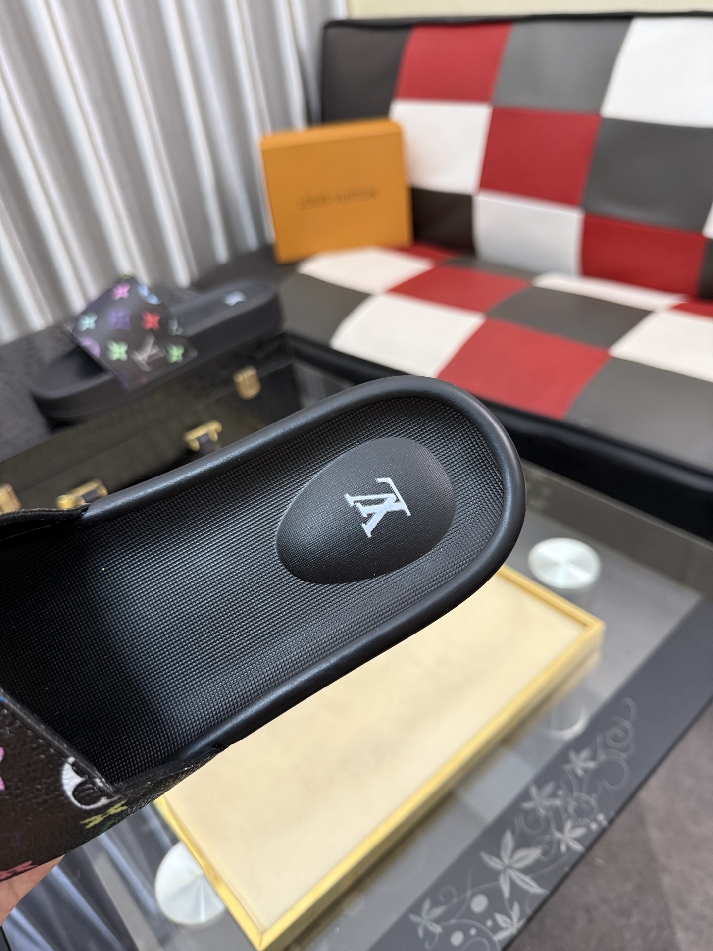 LV 一比一拖鞋 男士黑彩老花設計 彩色Logo時尚防滑一字拖| 8 LV 一比一拖鞋 男士黑彩老花設計 彩色Logo時尚防滑一字拖