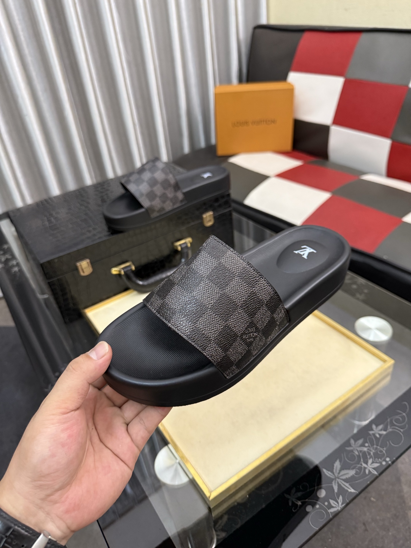 LV 原單拖鞋 男士黑灰棋盤格設計 簡約百搭防滑一字拖