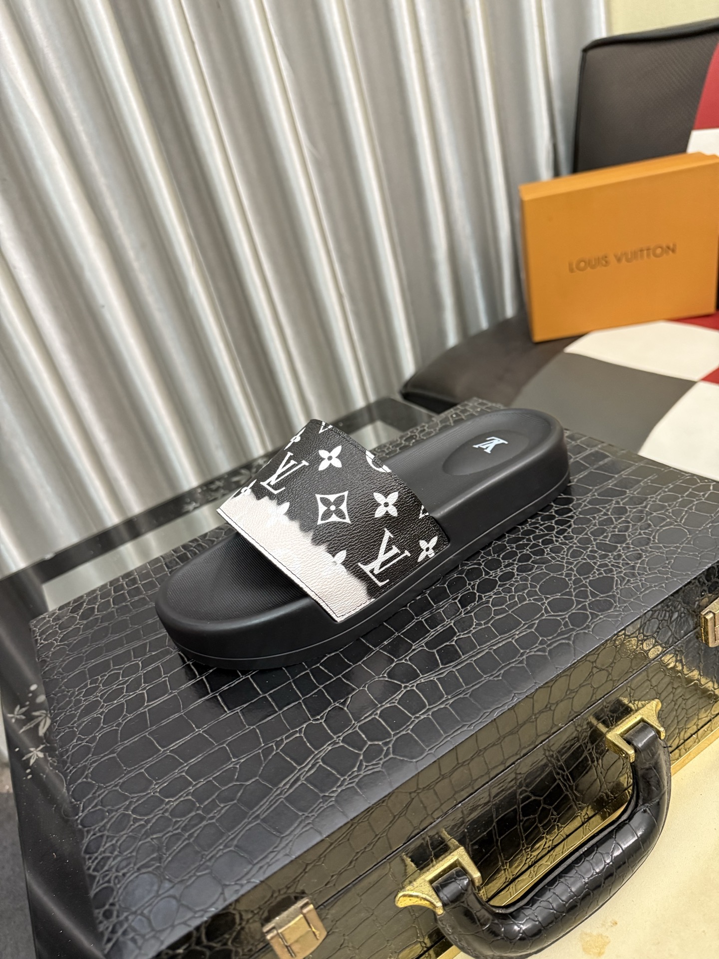 LV A貨拖鞋 男士黑白拼接老花設計 潮流防滑舒適一字拖| 6 LV A貨拖鞋 男士黑白拼接老花設計 潮流防滑舒適一字拖