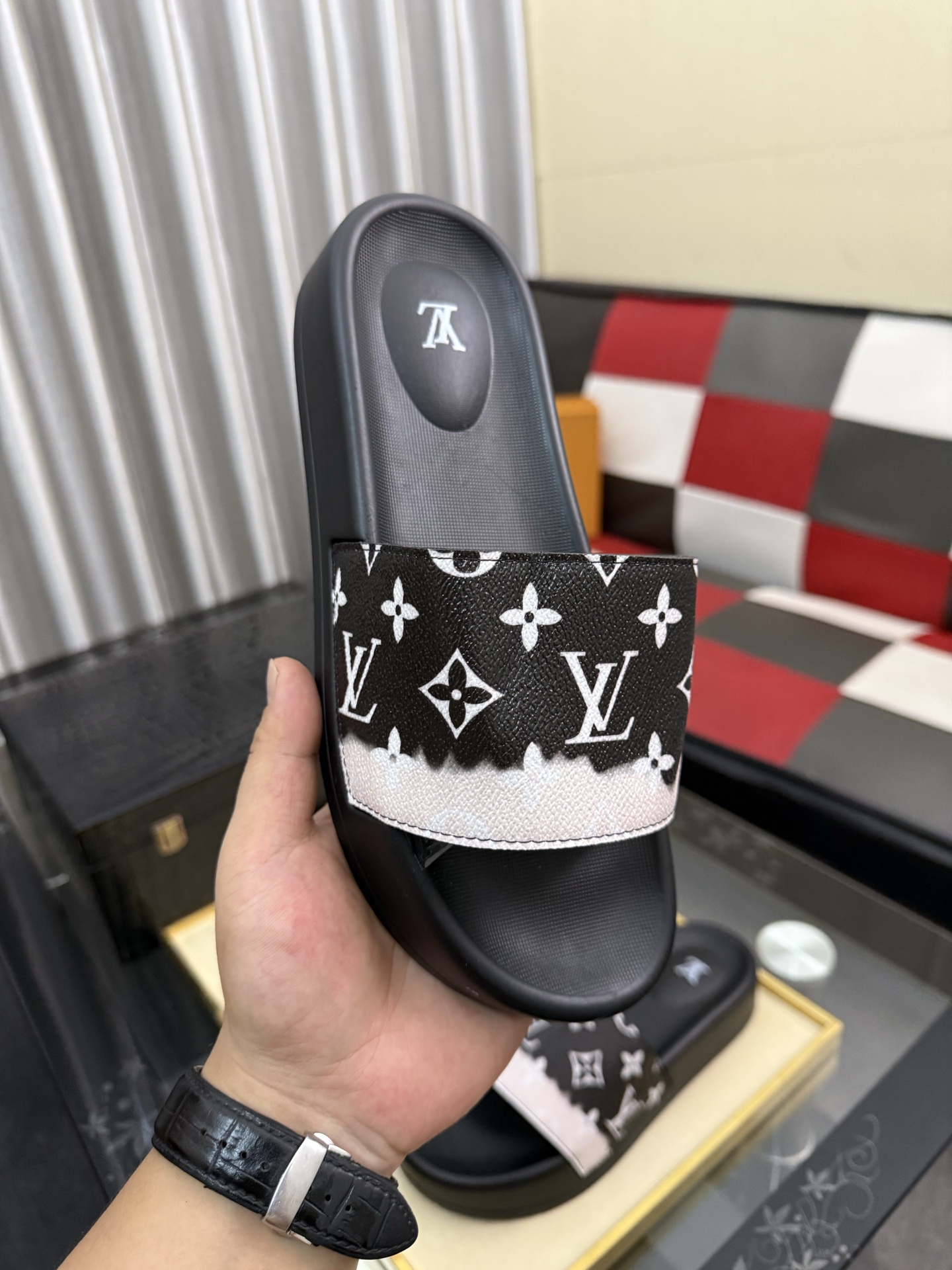 LV A貨拖鞋 男士黑白拼接老花設計 潮流防滑舒適一字拖| 12 LV A貨拖鞋 男士黑白拼接老花設計 潮流防滑舒適一字拖