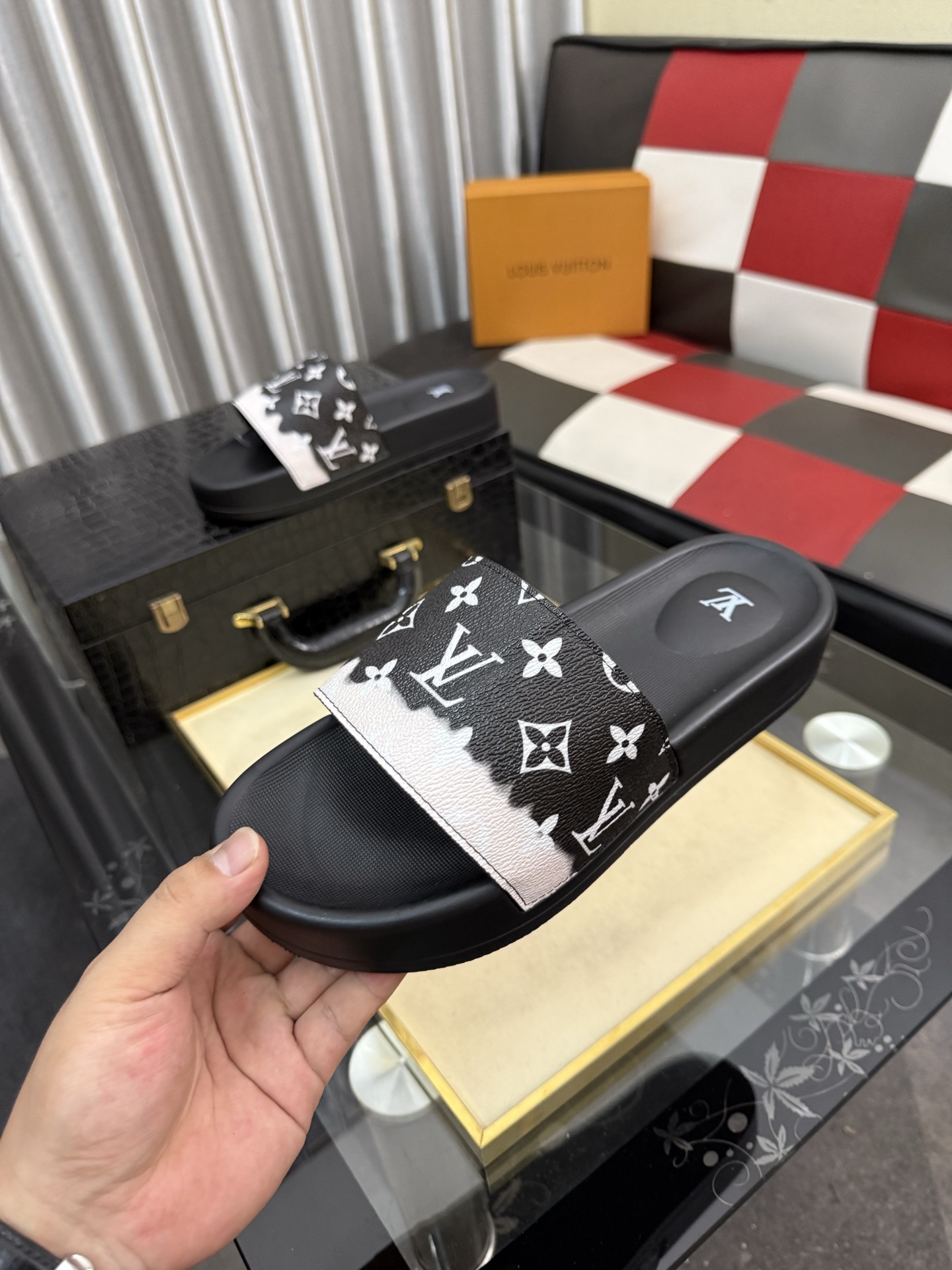 LV A貨拖鞋 男士黑白拼接老花設計 潮流防滑舒適一字拖| 11 LV A貨拖鞋 男士黑白拼接老花設計 潮流防滑舒適一字拖