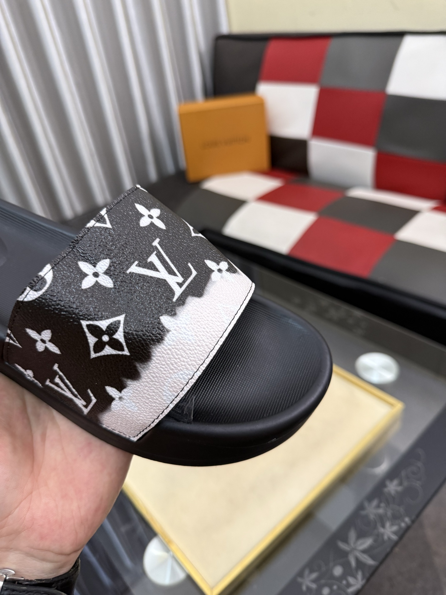 LV A貨拖鞋 男士黑白拼接老花設計 潮流防滑舒適一字拖| 10 LV A貨拖鞋 男士黑白拼接老花設計 潮流防滑舒適一字拖