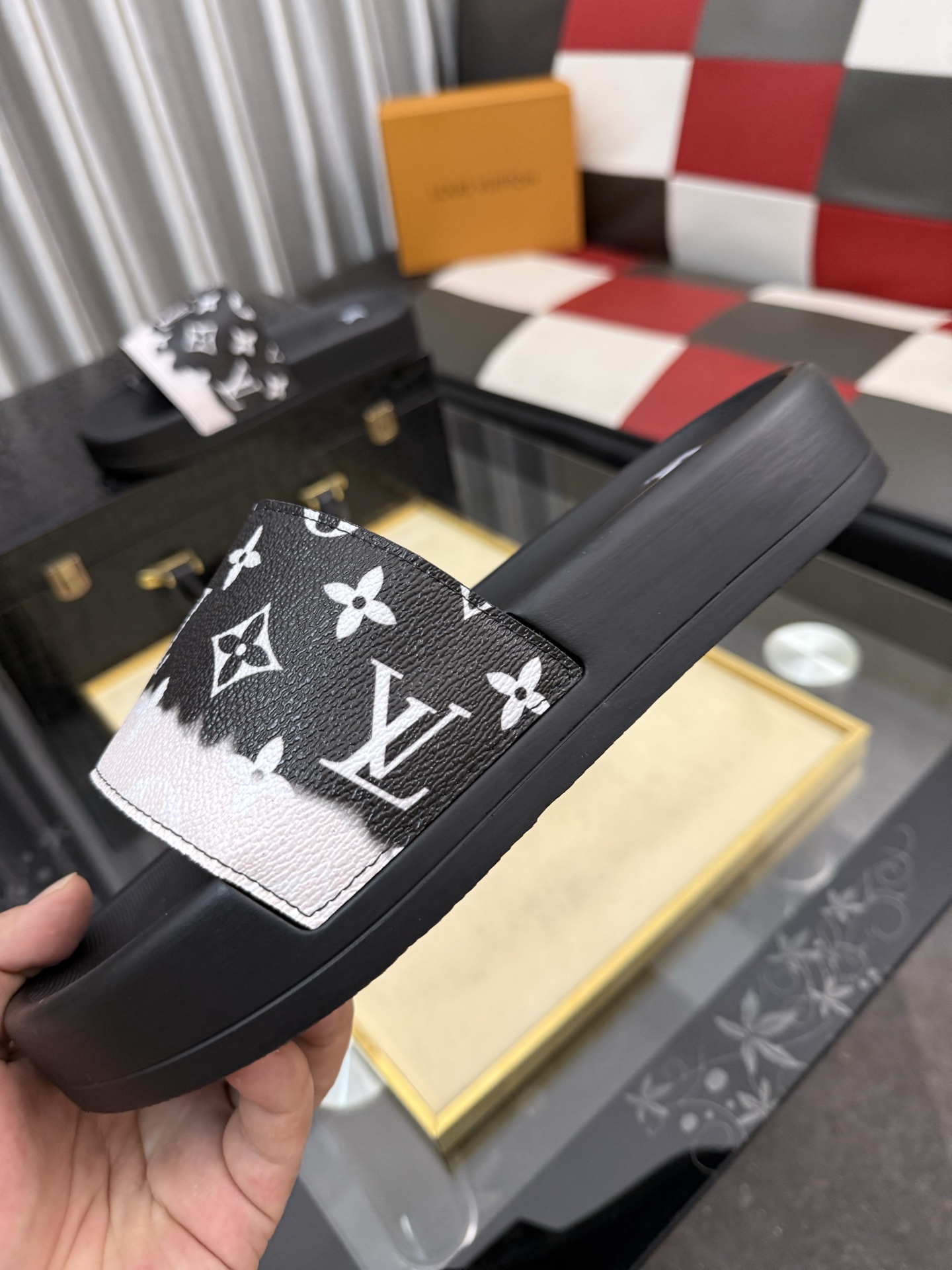 LV A貨拖鞋 男士黑白拼接老花設計 潮流防滑舒適一字拖| 9 LV A貨拖鞋 男士黑白拼接老花設計 潮流防滑舒適一字拖