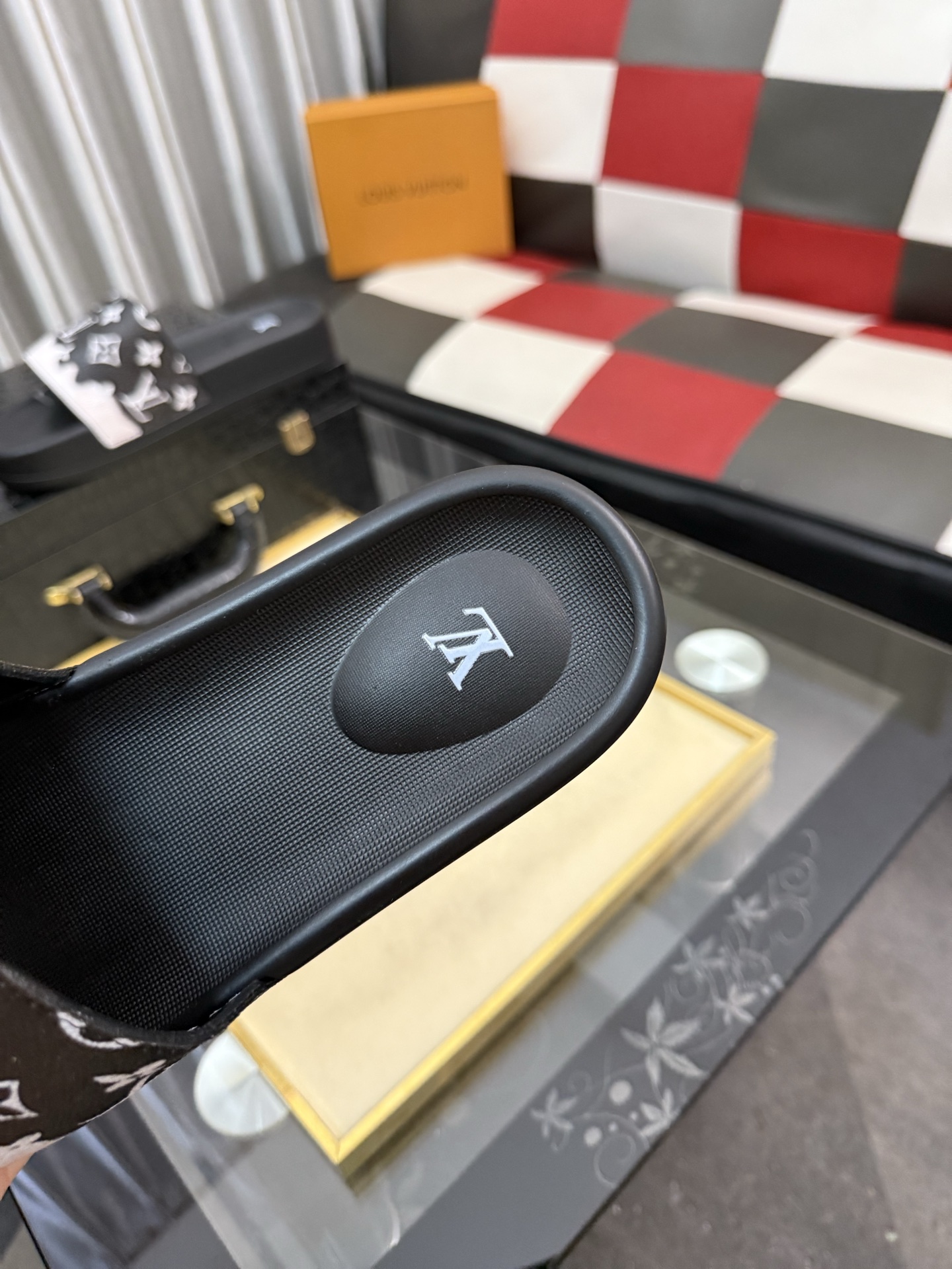 LV A貨拖鞋 男士黑白拼接老花設計 潮流防滑舒適一字拖| 8 LV A貨拖鞋 男士黑白拼接老花設計 潮流防滑舒適一字拖