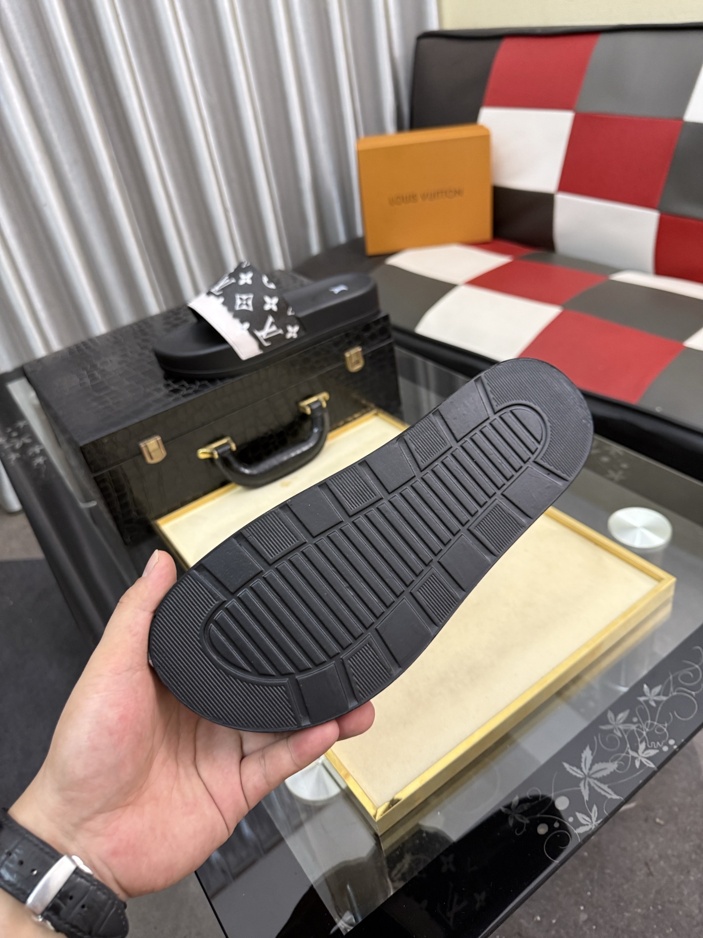 LV A貨拖鞋 男士黑白拼接老花設計 潮流防滑舒適一字拖| 7 LV A貨拖鞋 男士黑白拼接老花設計 潮流防滑舒適一字拖