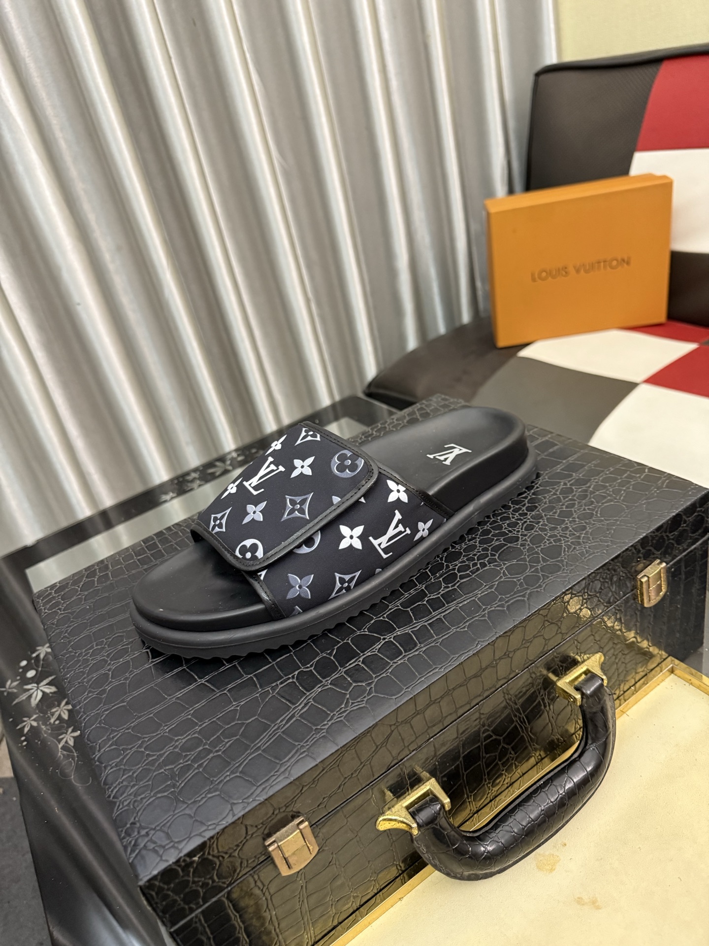 LV 復刻拖鞋 男士滿版黑色老花設計 經典防滑舒適一字拖| 6 LV 復刻拖鞋 男士滿版黑色老花設計 經典防滑舒適一字拖
