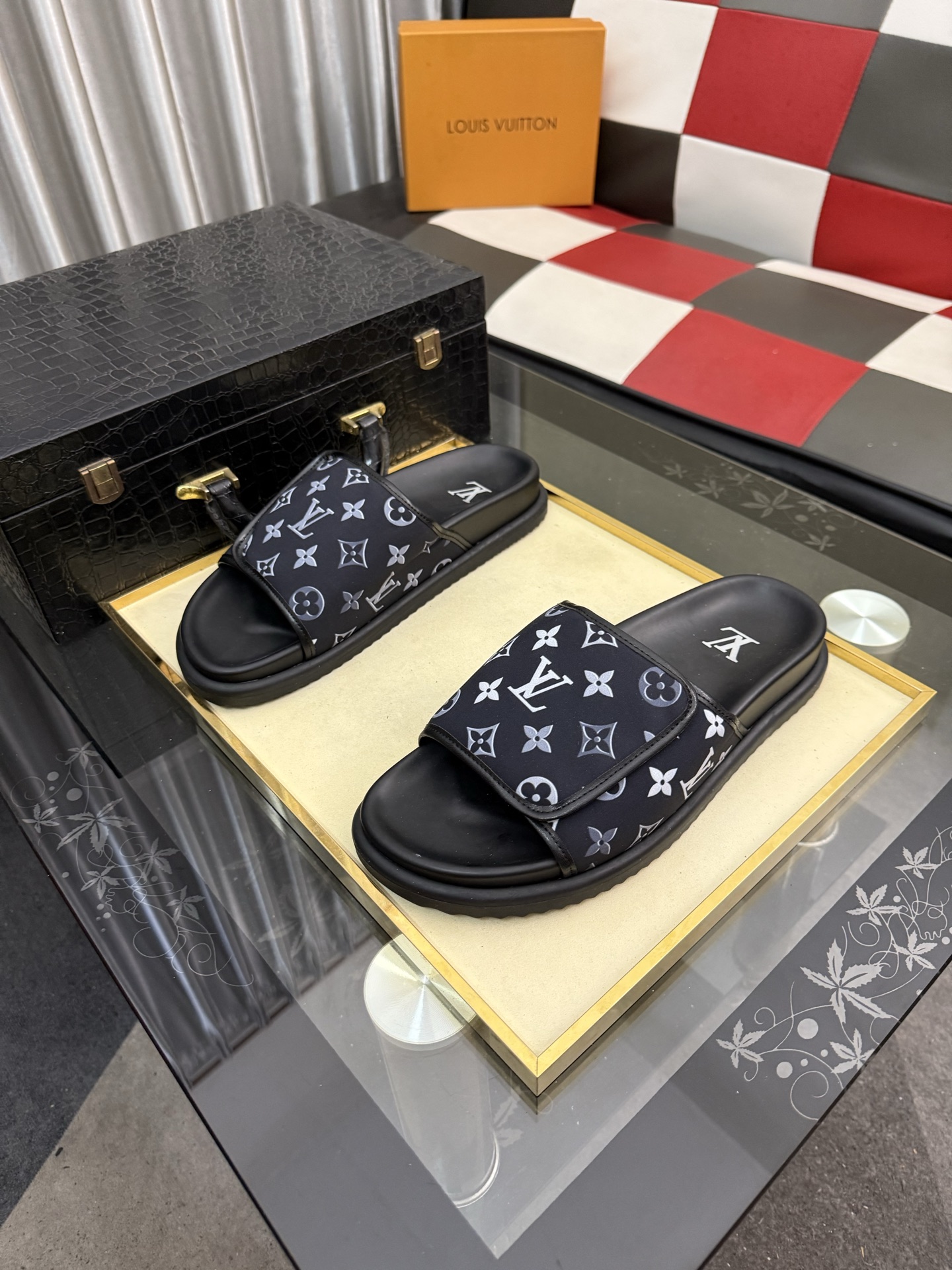LV 復刻拖鞋 男士滿版黑色老花設計 經典防滑舒適一字拖