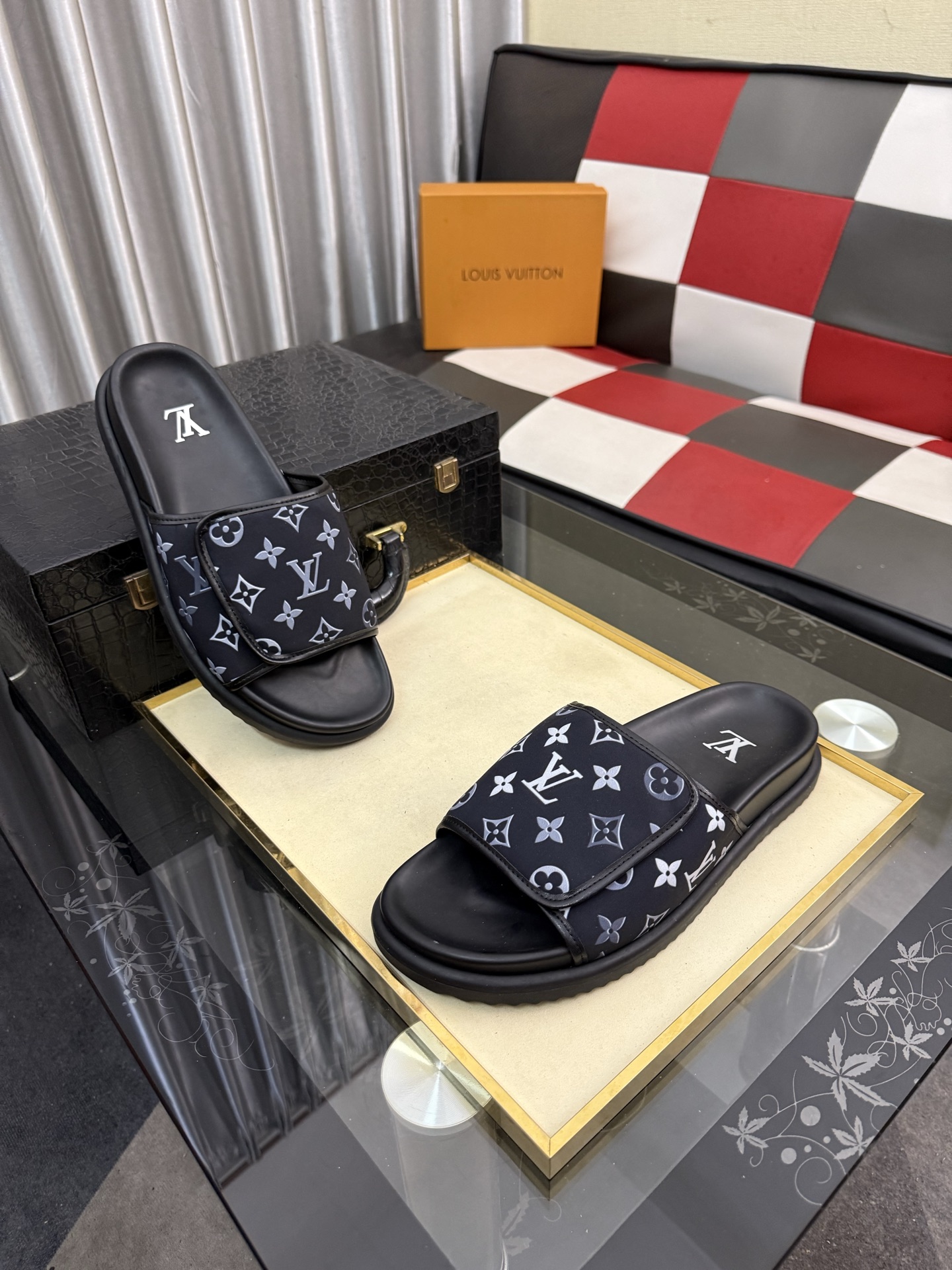 LV 復刻拖鞋 男士滿版黑色老花設計 經典防滑舒適一字拖| 13 LV 復刻拖鞋 男士滿版黑色老花設計 經典防滑舒適一字拖