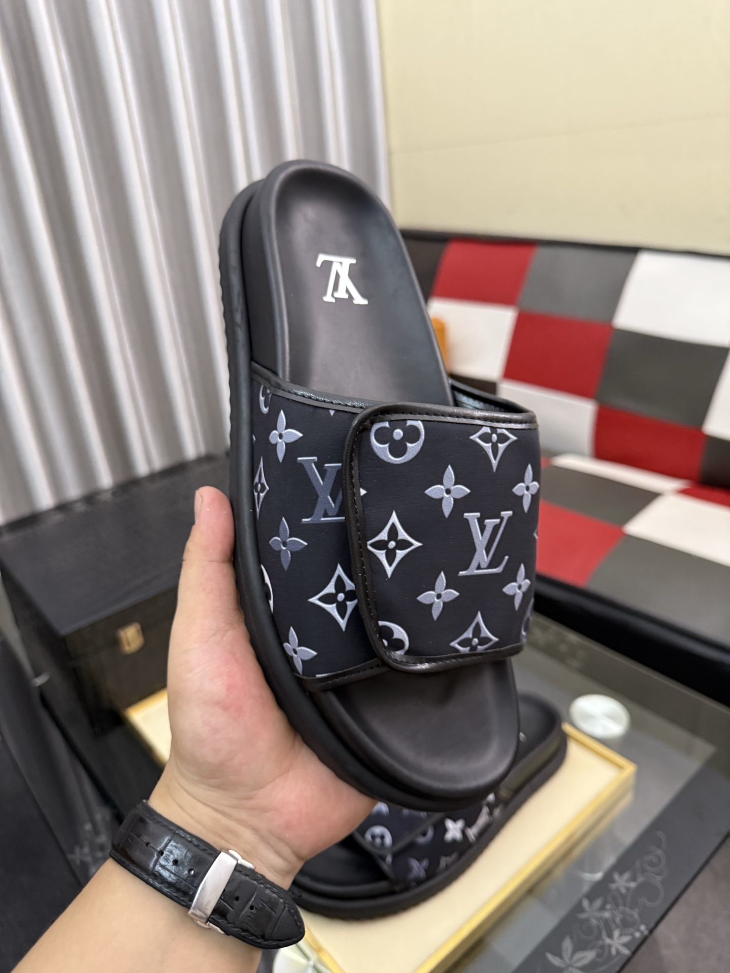 LV 復刻拖鞋 男士滿版黑色老花設計 經典防滑舒適一字拖| 12 LV 復刻拖鞋 男士滿版黑色老花設計 經典防滑舒適一字拖
