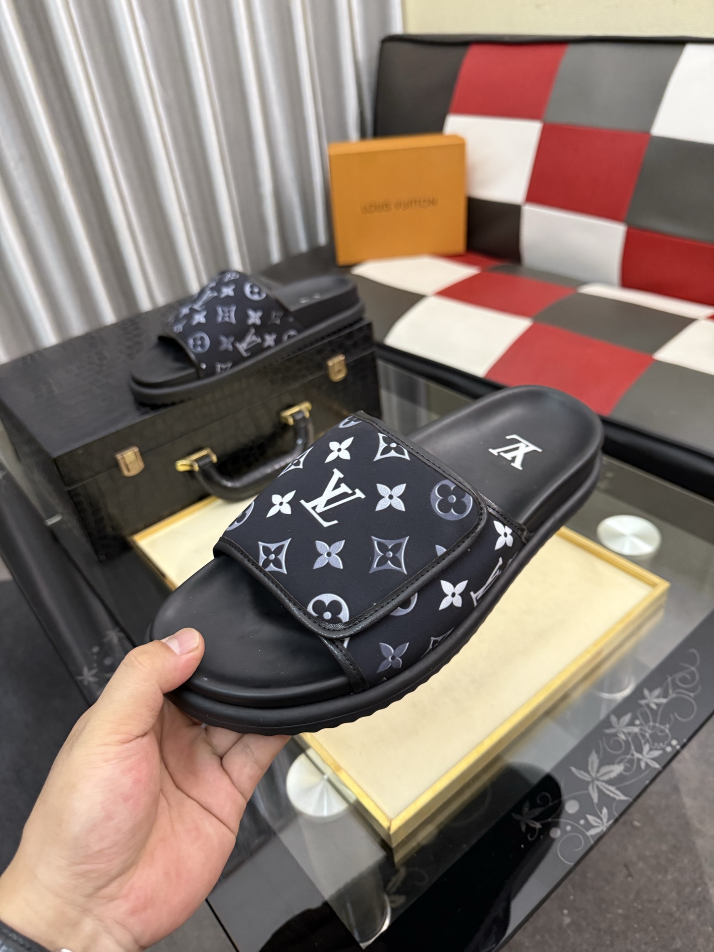 LV 復刻拖鞋 男士滿版黑色老花設計 經典防滑舒適一字拖| 11 LV 復刻拖鞋 男士滿版黑色老花設計 經典防滑舒適一字拖