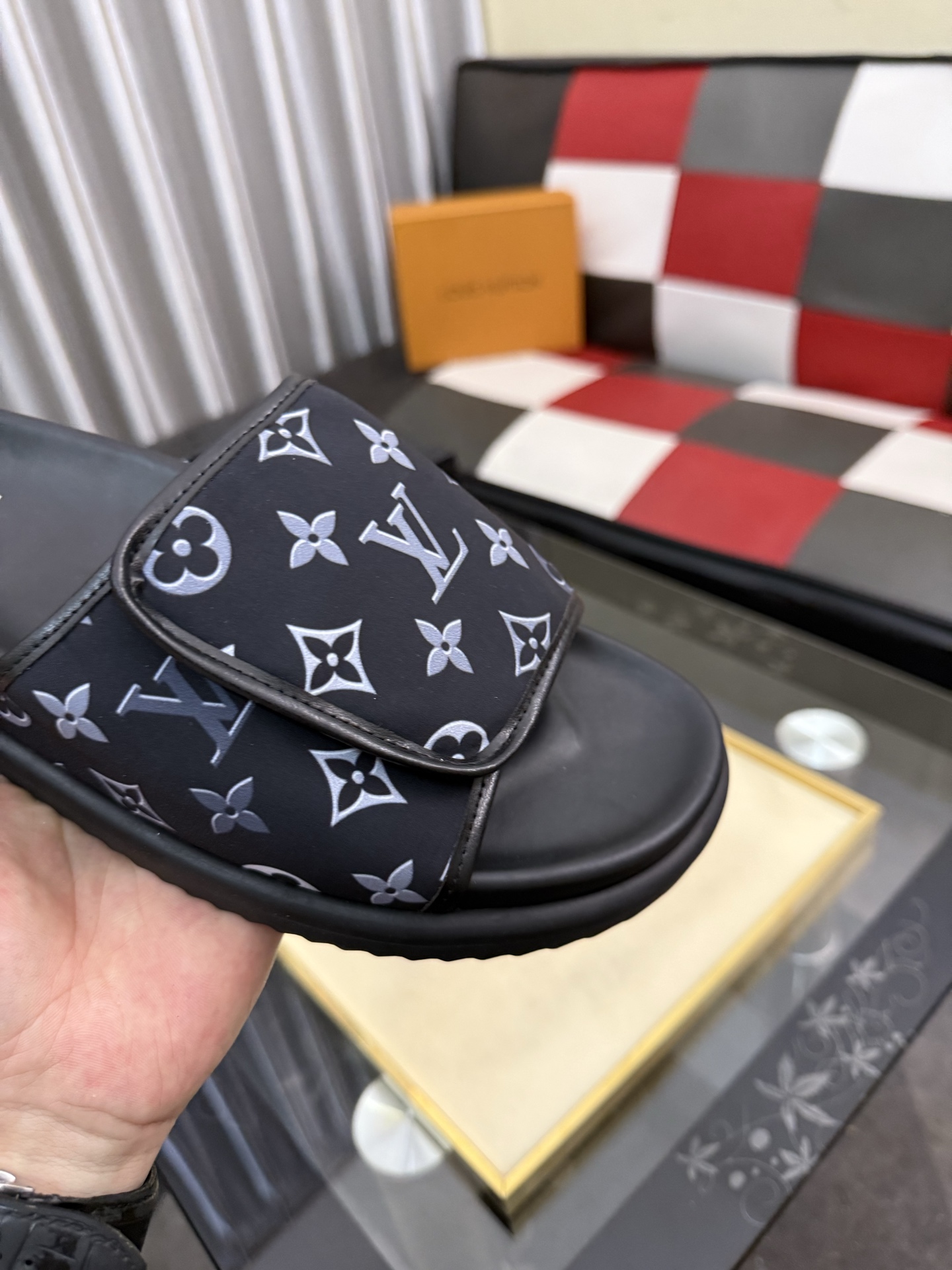 LV 復刻拖鞋 男士滿版黑色老花設計 經典防滑舒適一字拖| 10 LV 復刻拖鞋 男士滿版黑色老花設計 經典防滑舒適一字拖