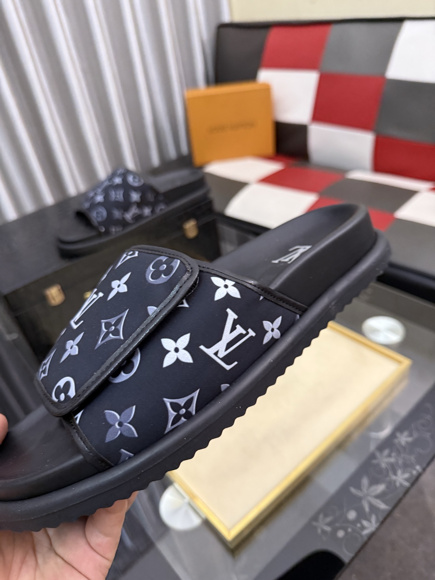 LV 復刻拖鞋 男士滿版黑色老花設計 經典防滑舒適一字拖| 9 LV 復刻拖鞋 男士滿版黑色老花設計 經典防滑舒適一字拖
