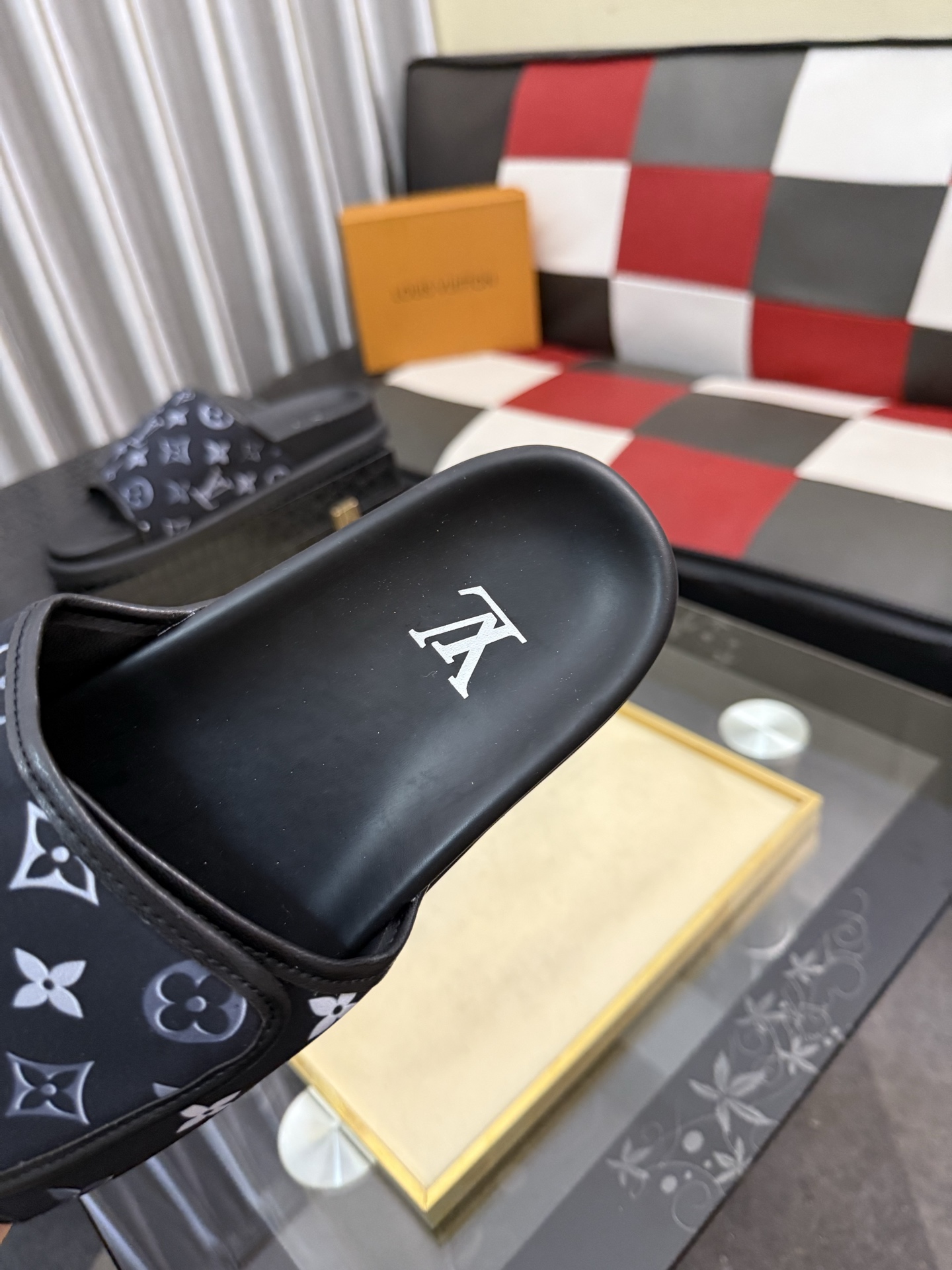 LV 復刻拖鞋 男士滿版黑色老花設計 經典防滑舒適一字拖| 8 LV 復刻拖鞋 男士滿版黑色老花設計 經典防滑舒適一字拖