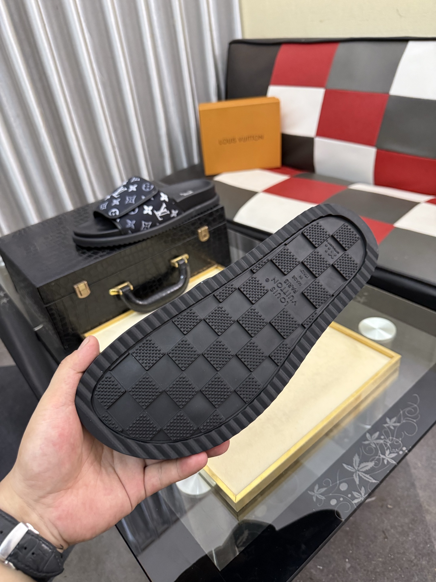 LV 復刻拖鞋 男士滿版黑色老花設計 經典防滑舒適一字拖| 7 LV 復刻拖鞋 男士滿版黑色老花設計 經典防滑舒適一字拖