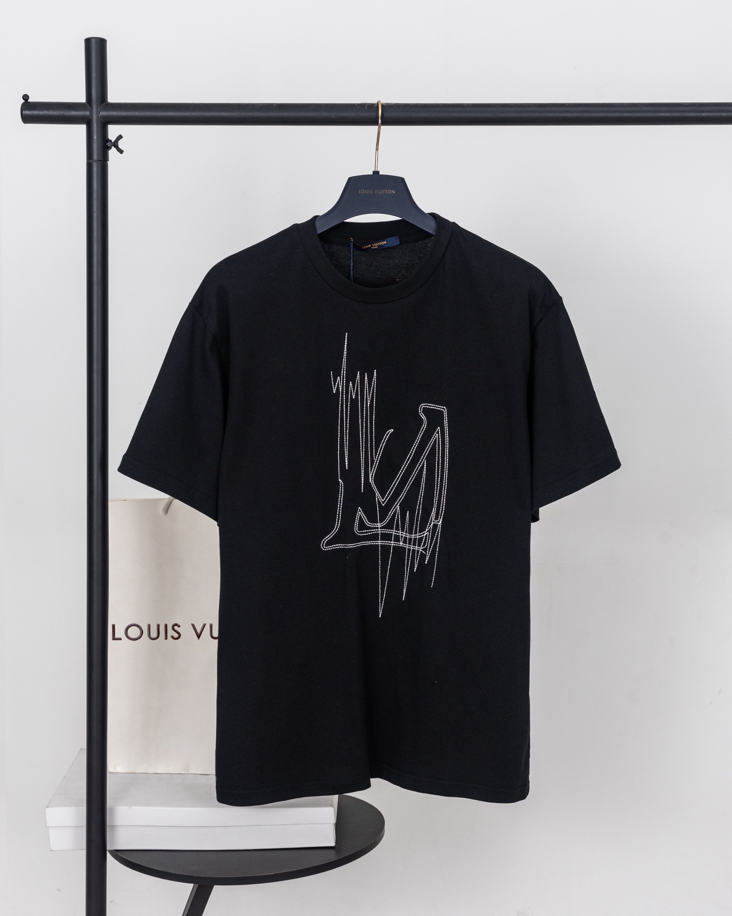 LV 高仿男款手繪線條Logo短袖T恤 街頭藝術風百搭款