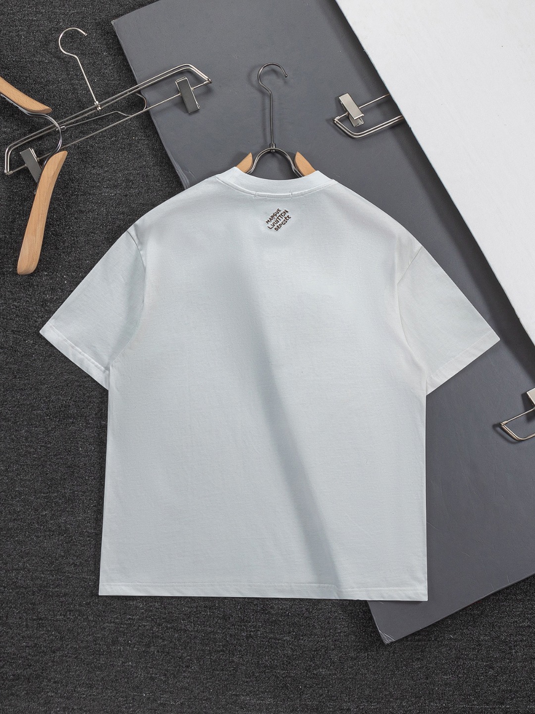 LV 高仿男款刺繡字母Logo短袖T恤 輕奢百搭款