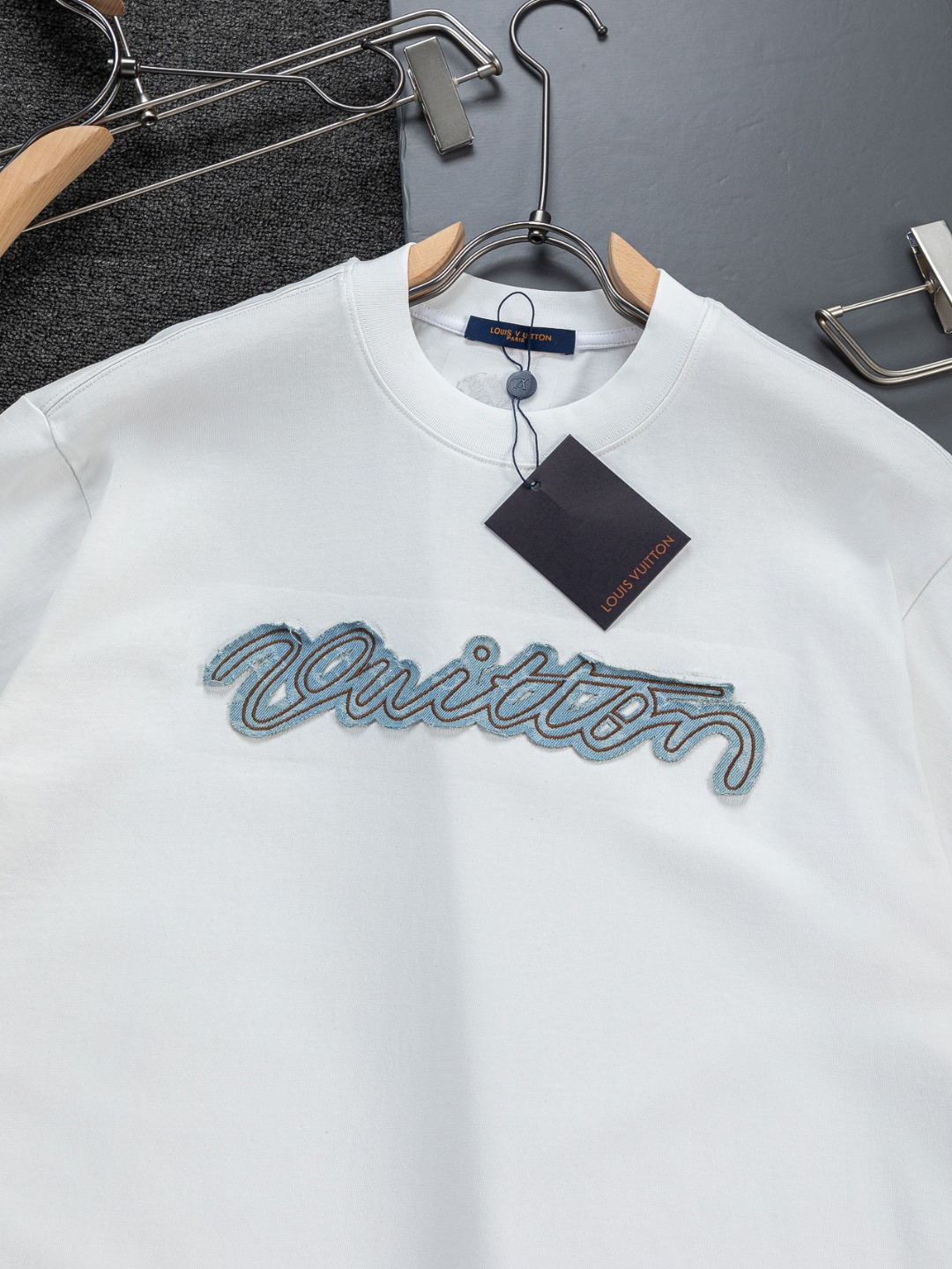 LV 高仿男款刺繡字母Logo短袖T恤 輕奢百搭款
