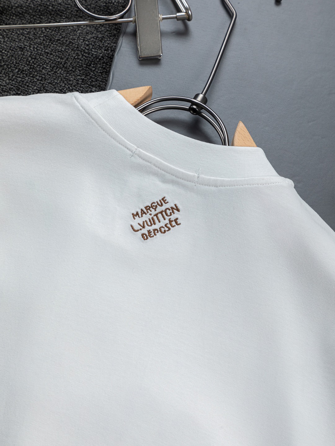 LV 高仿男款刺繡字母Logo短袖T恤 輕奢百搭款