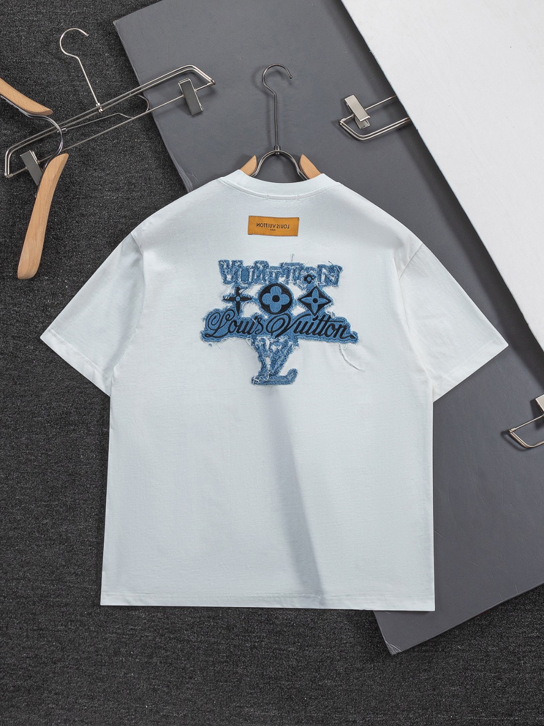 LV 一比一男款胸前刺繡花紋短袖T恤 極簡休閒百搭款