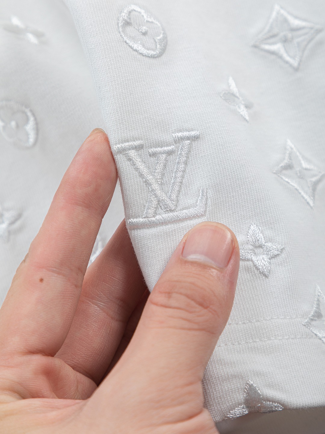 LV A貨男款浮雕Monogram刺繡短袖T恤 輕奢時尚款