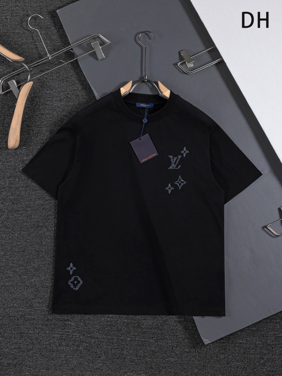 LV一比一Monogram刺繡徽章黑色短袖T恤