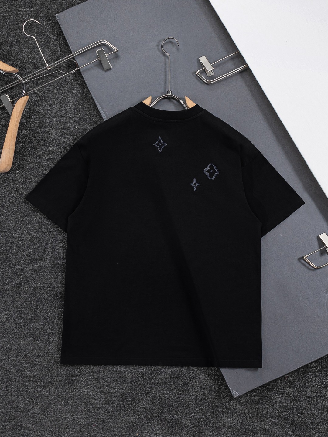 LV一比一Monogram刺繡徽章黑色短袖T恤