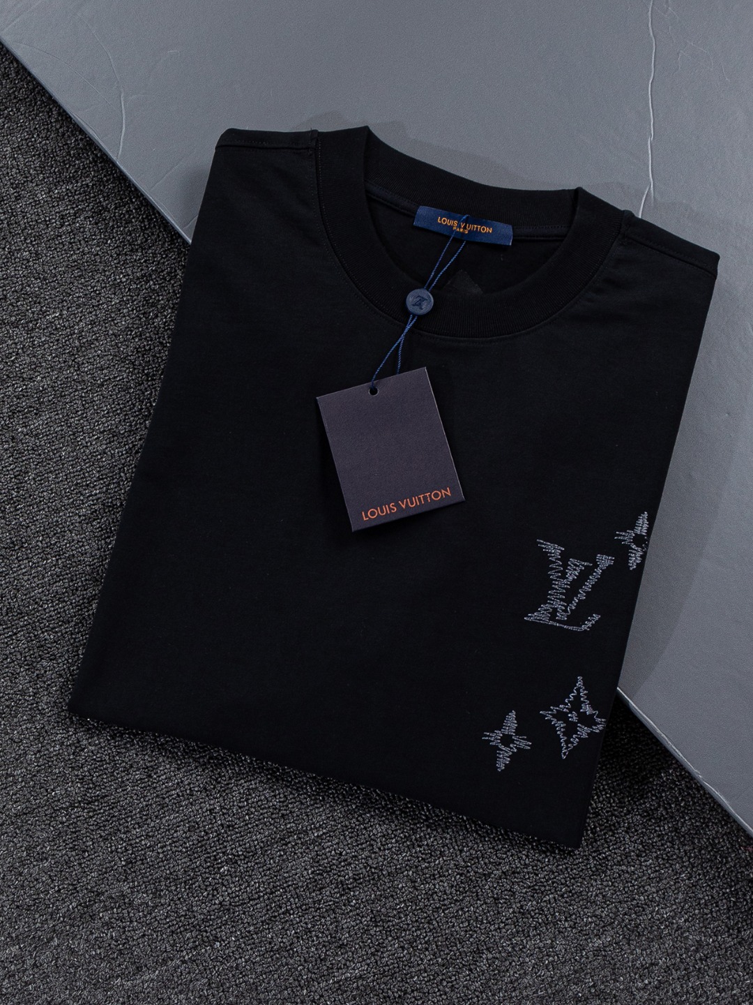 LV一比一Monogram刺繡徽章黑色短袖T恤