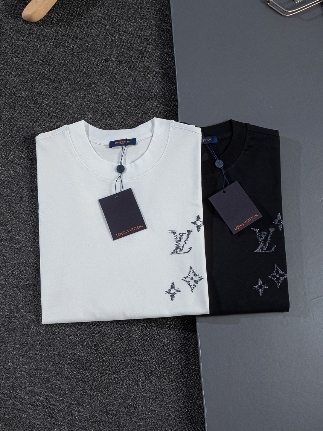 LV一比一Monogram刺繡徽章黑色短袖T恤