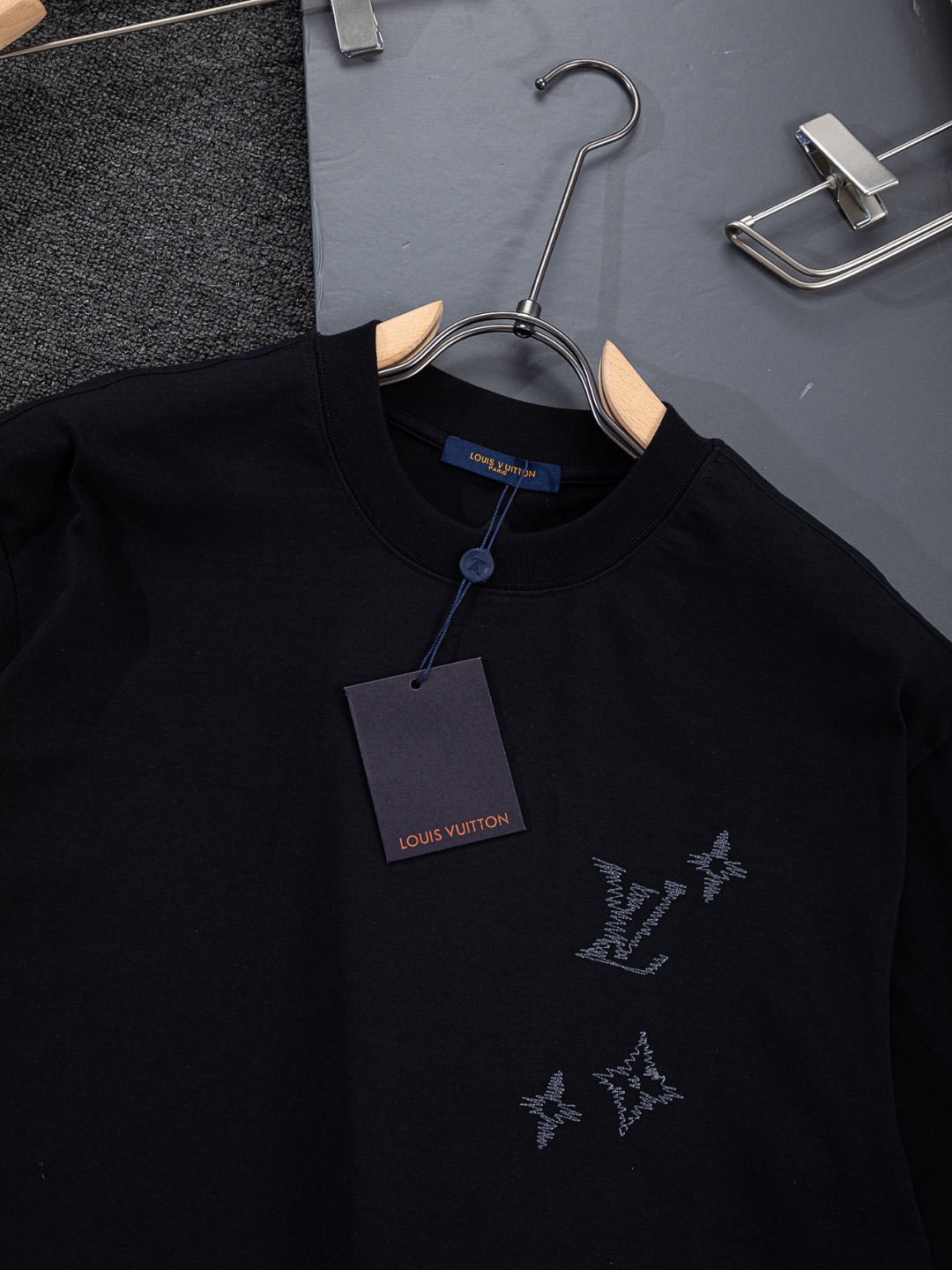 LV一比一Monogram刺繡徽章黑色短袖T恤