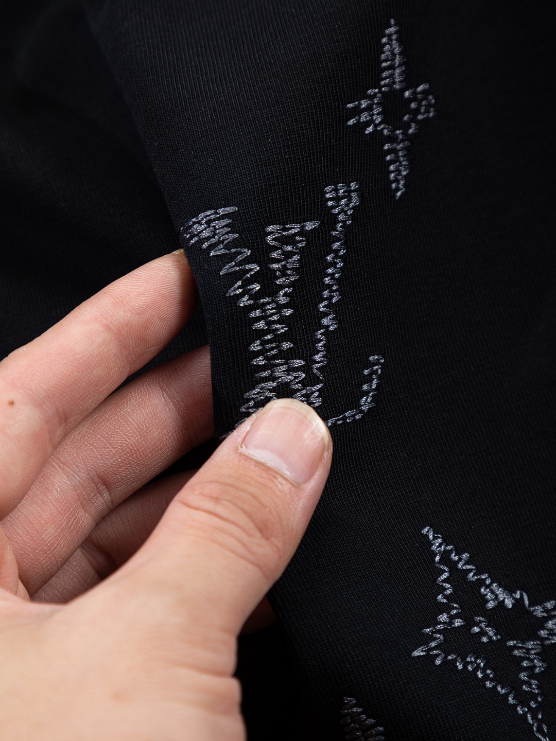 LV一比一Monogram刺繡徽章黑色短袖T恤