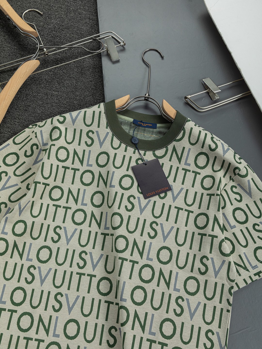 LV高仿滿版字母提花短袖T恤經典Logo休閒潮流款| 12 LV高仿滿版字母提花短袖T恤經典Logo休閒潮流款