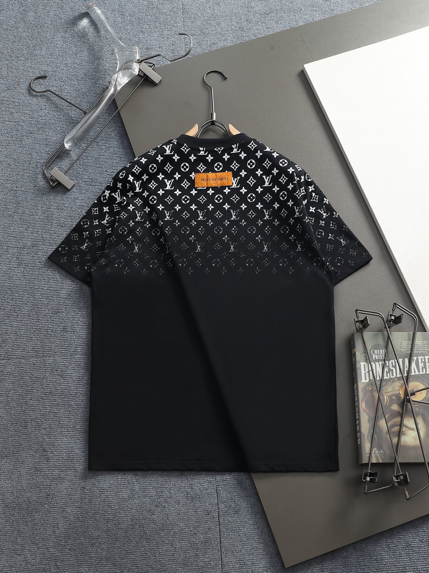 LV高仿Monogram漸層滿版印花短袖T恤潮流休閒百搭款| 14 LV高仿Monogram漸層滿版印花短袖T恤潮流休閒百搭款