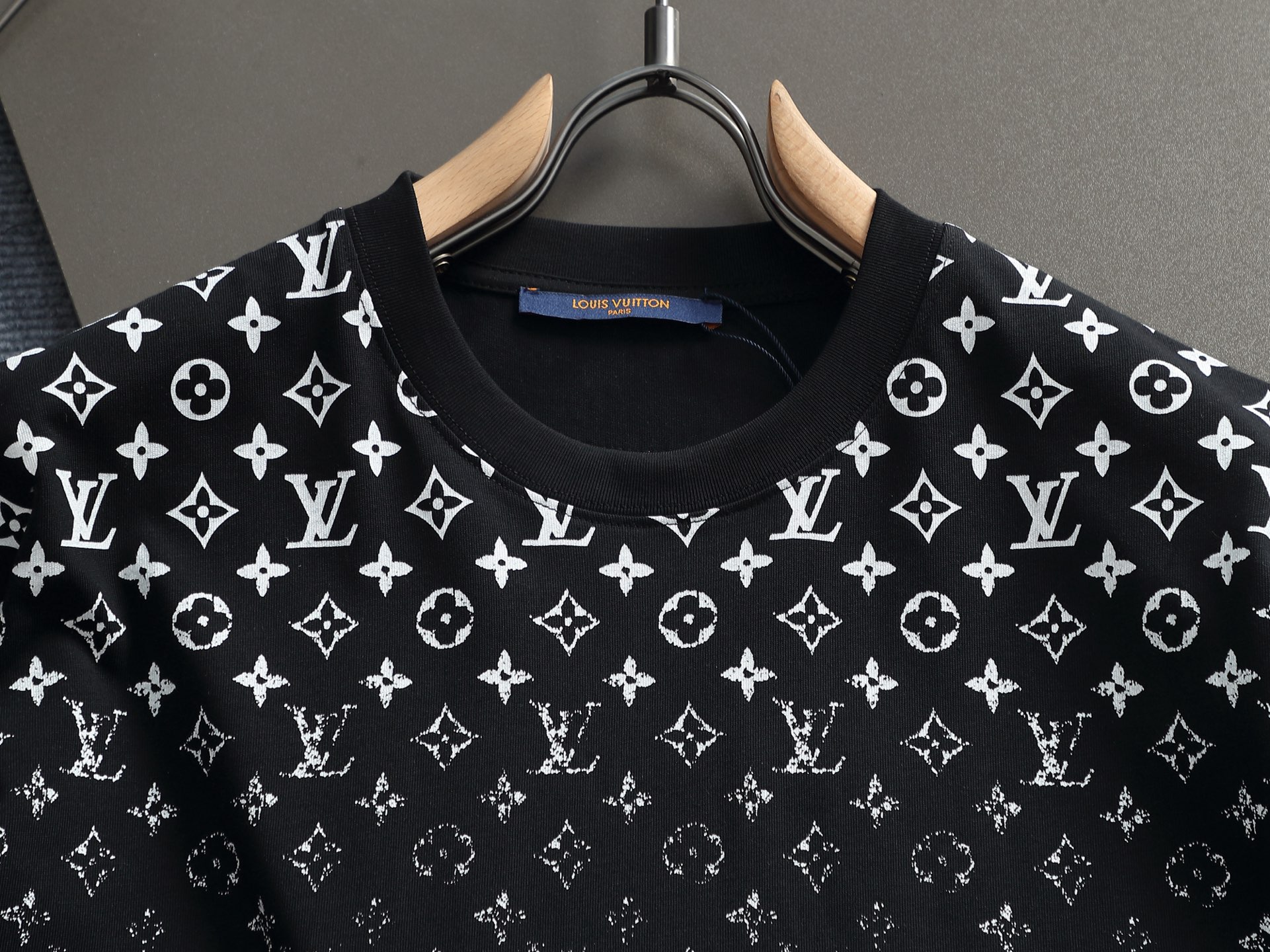 LV高仿Monogram漸層滿版印花短袖T恤潮流休閒百搭款| 13 LV高仿Monogram漸層滿版印花短袖T恤潮流休閒百搭款