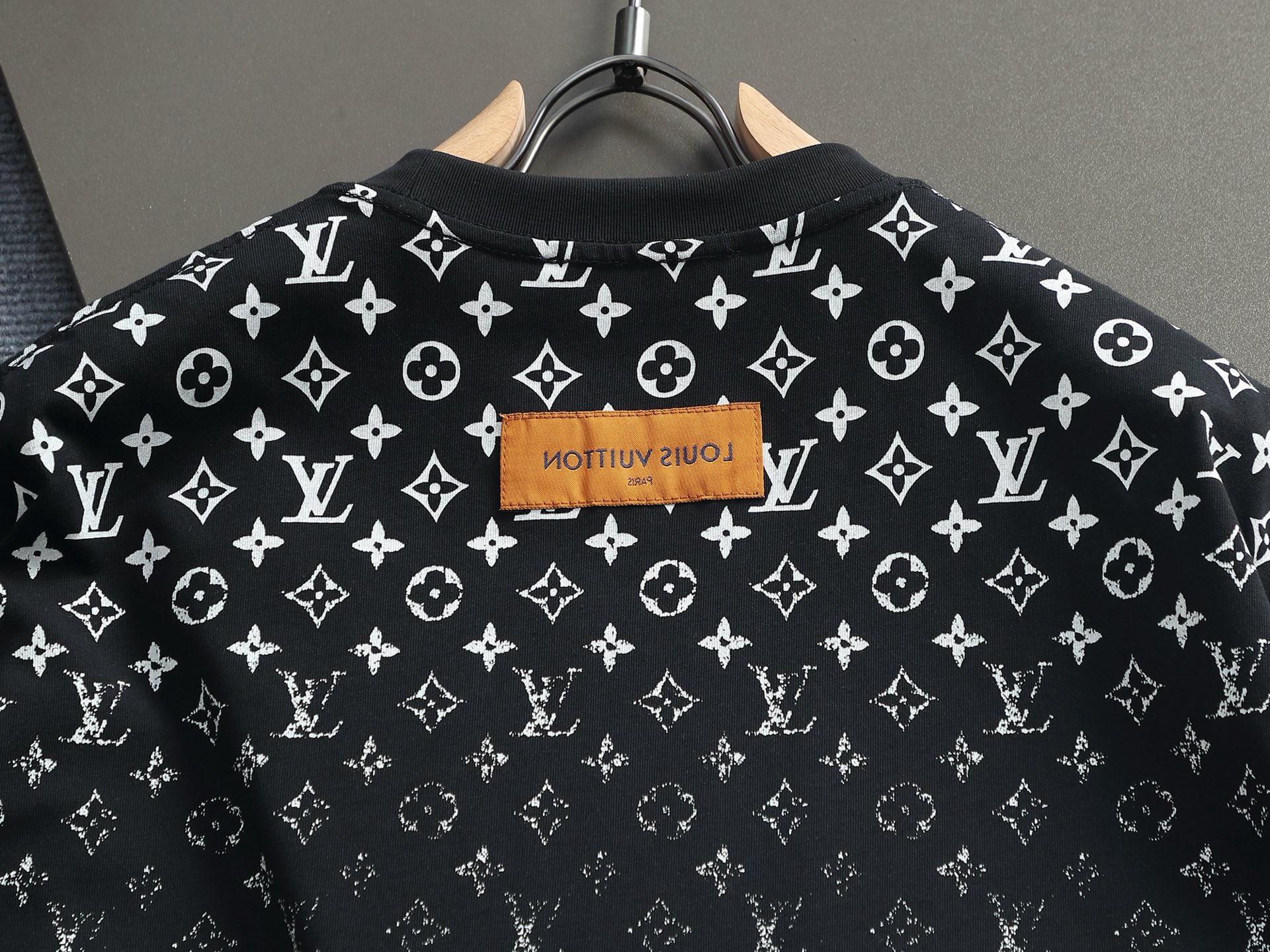 LV高仿Monogram漸層滿版印花短袖T恤潮流休閒百搭款| 12 LV高仿Monogram漸層滿版印花短袖T恤潮流休閒百搭款