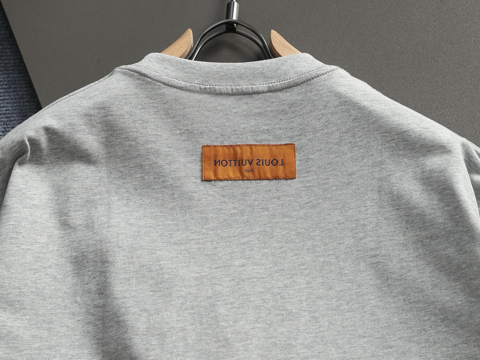 LV高仿立體刺繡Monogram拼接短袖T恤高端精品潮流款| 17 LV高仿立體刺繡Monogram拼接短袖T恤高端精品潮流款