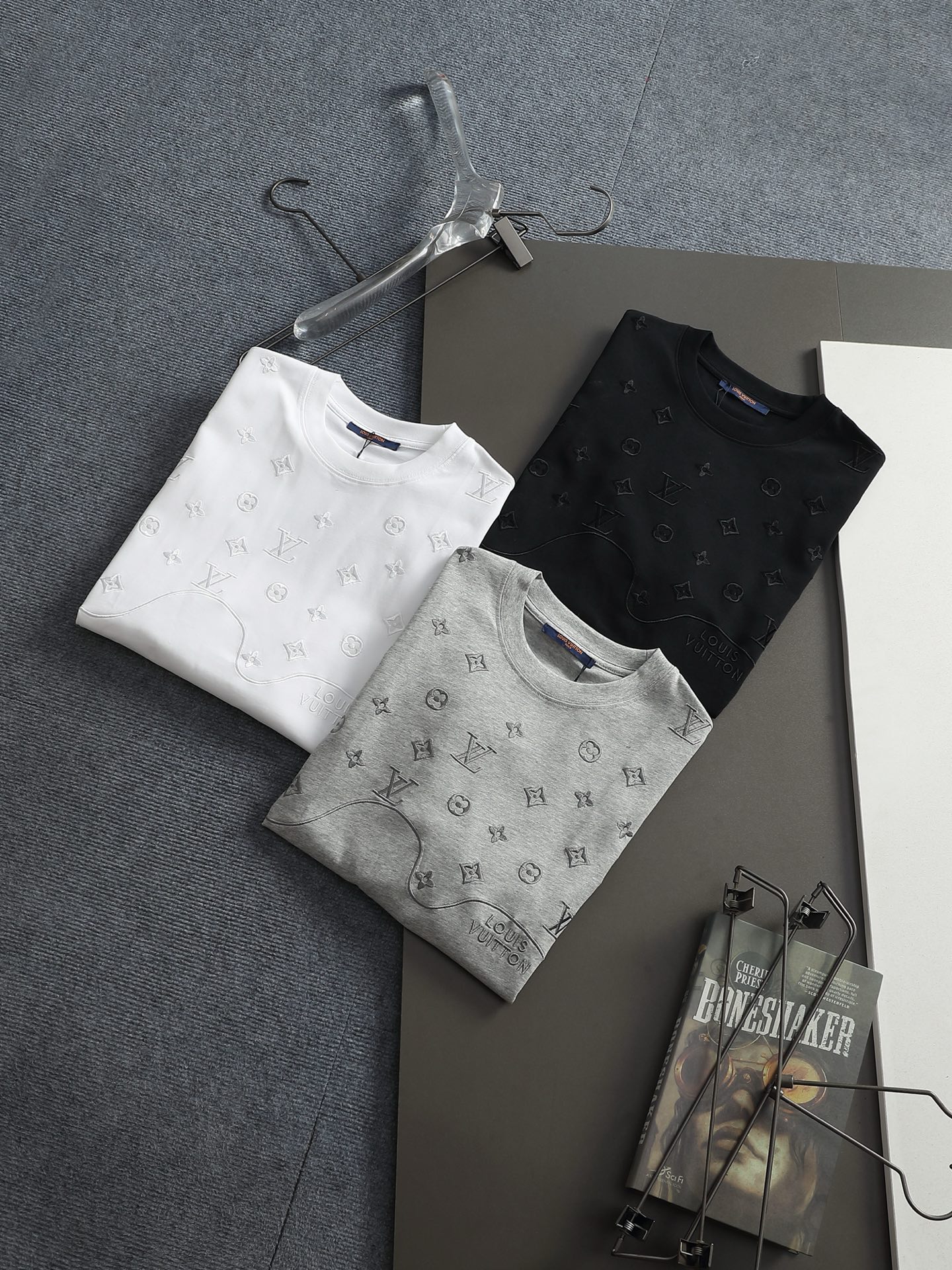 LV高仿立體刺繡Monogram拼接短袖T恤高端精品潮流款| 16 LV高仿立體刺繡Monogram拼接短袖T恤高端精品潮流款