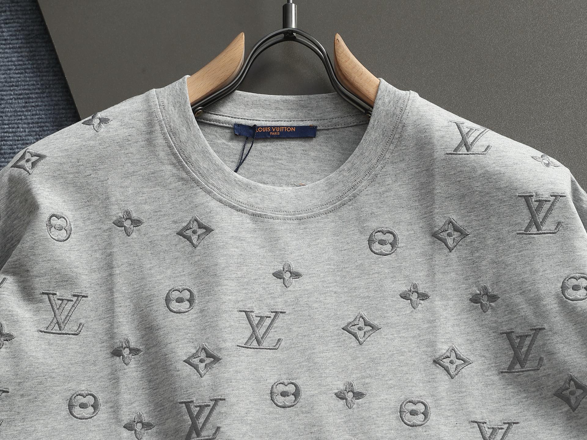 LV高仿立體刺繡Monogram拼接短袖T恤高端精品潮流款| 13 LV高仿立體刺繡Monogram拼接短袖T恤高端精品潮流款
